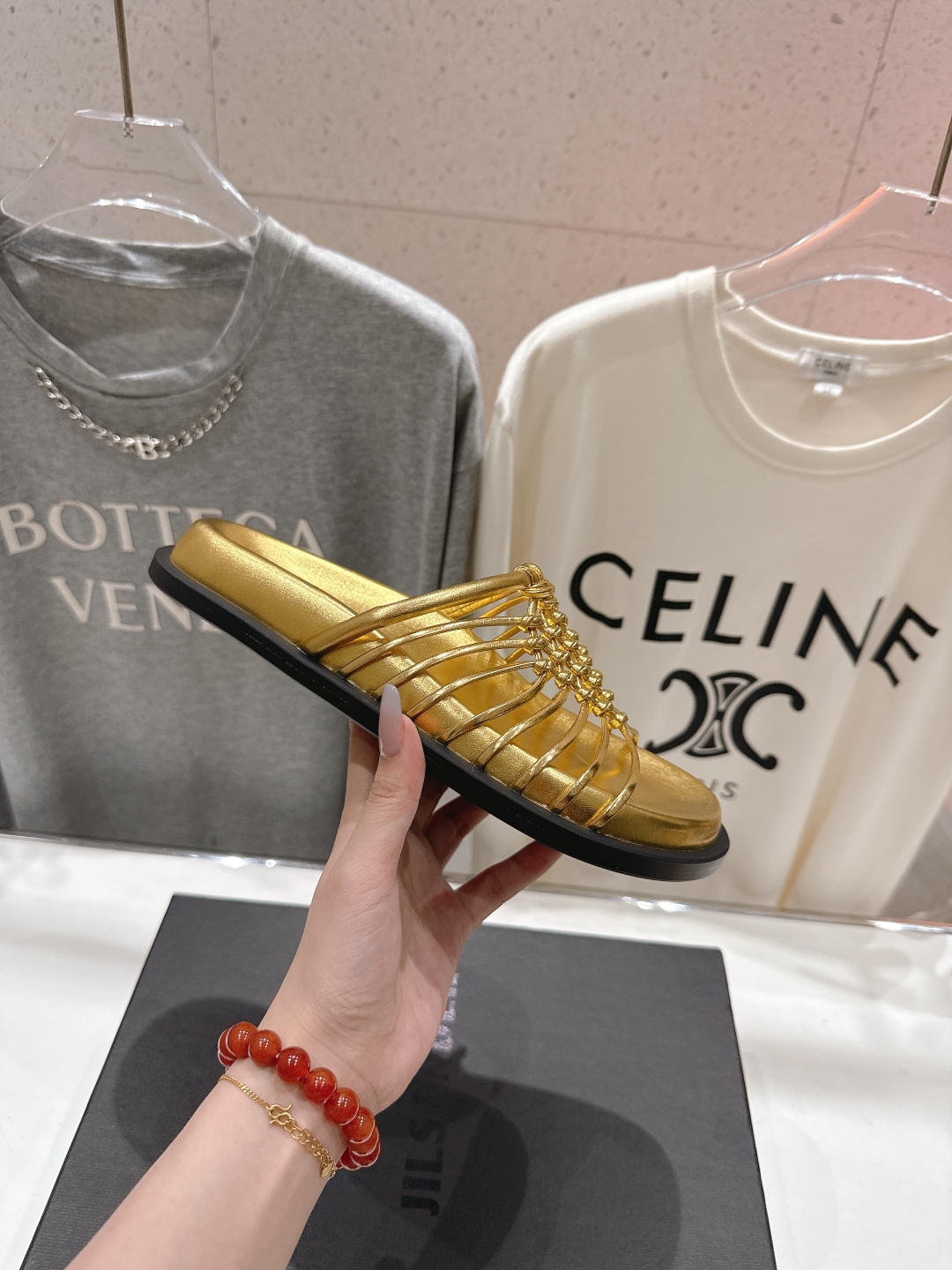 高版本出厂
 JIL SANDER/吉尔桑达 25ss最新编织皮网沙滩平底拖鞋
🩶🤍💛 jennie演唱