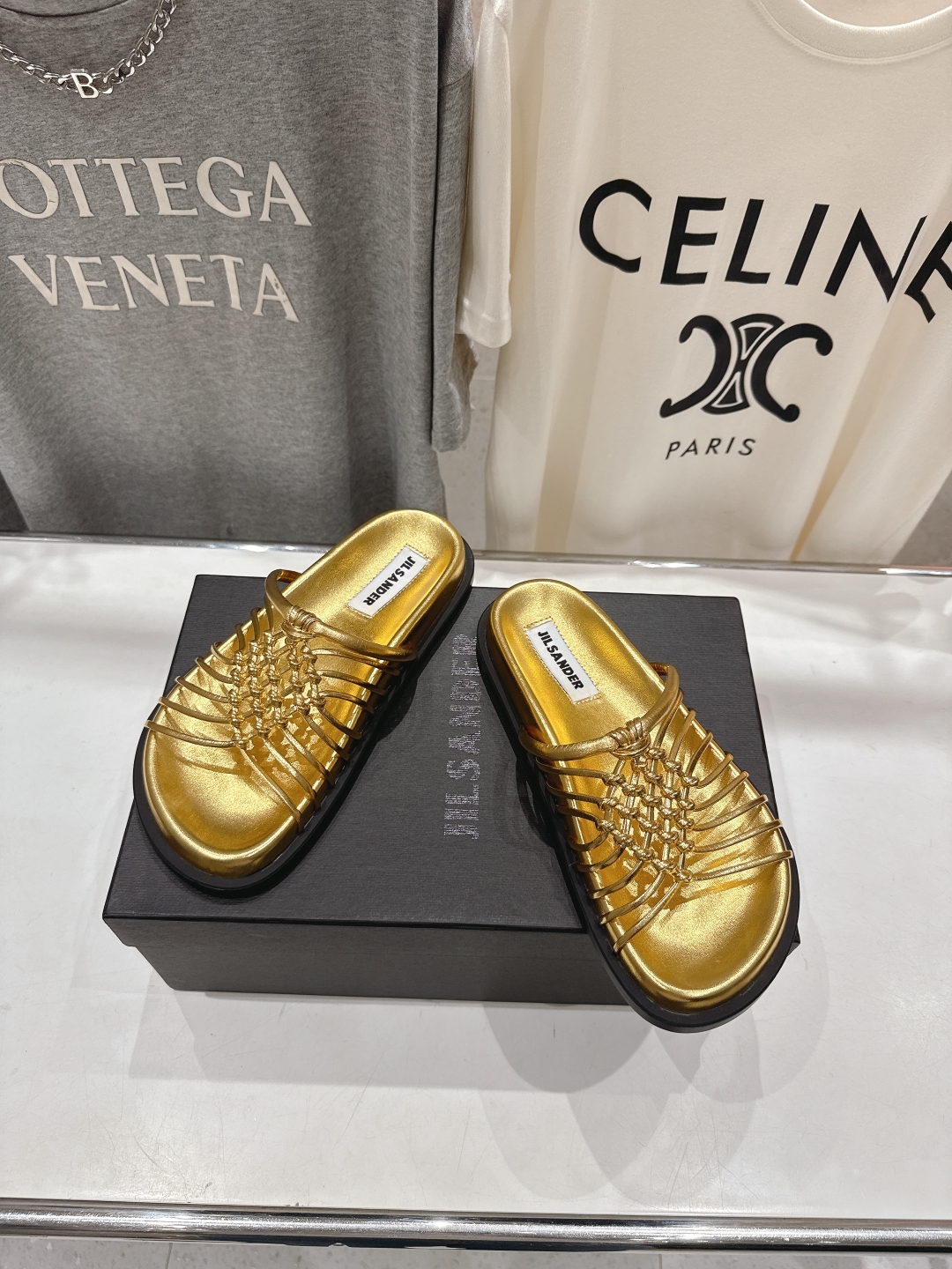 高版本出厂
 JIL SANDER/吉尔桑达 25ss最新编织皮网沙滩平底拖鞋
🩶🤍💛 jennie演唱