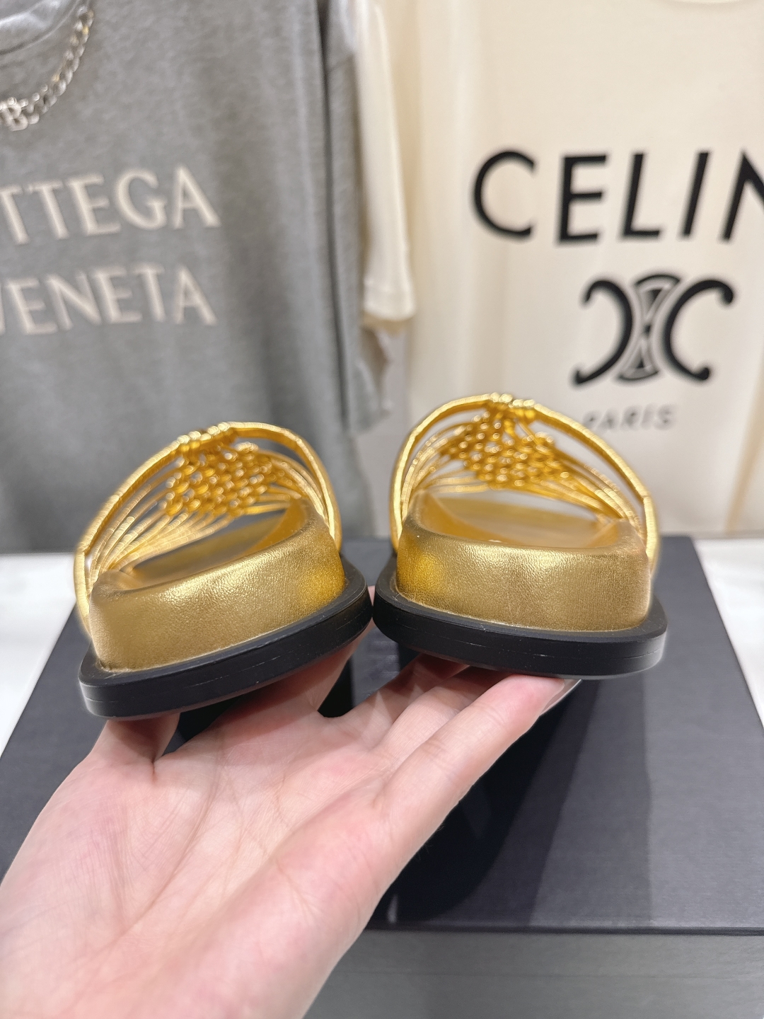 高版本出厂
 JIL SANDER/吉尔桑达 25ss最新编织皮网沙滩平底拖鞋
🩶🤍💛 jennie演唱