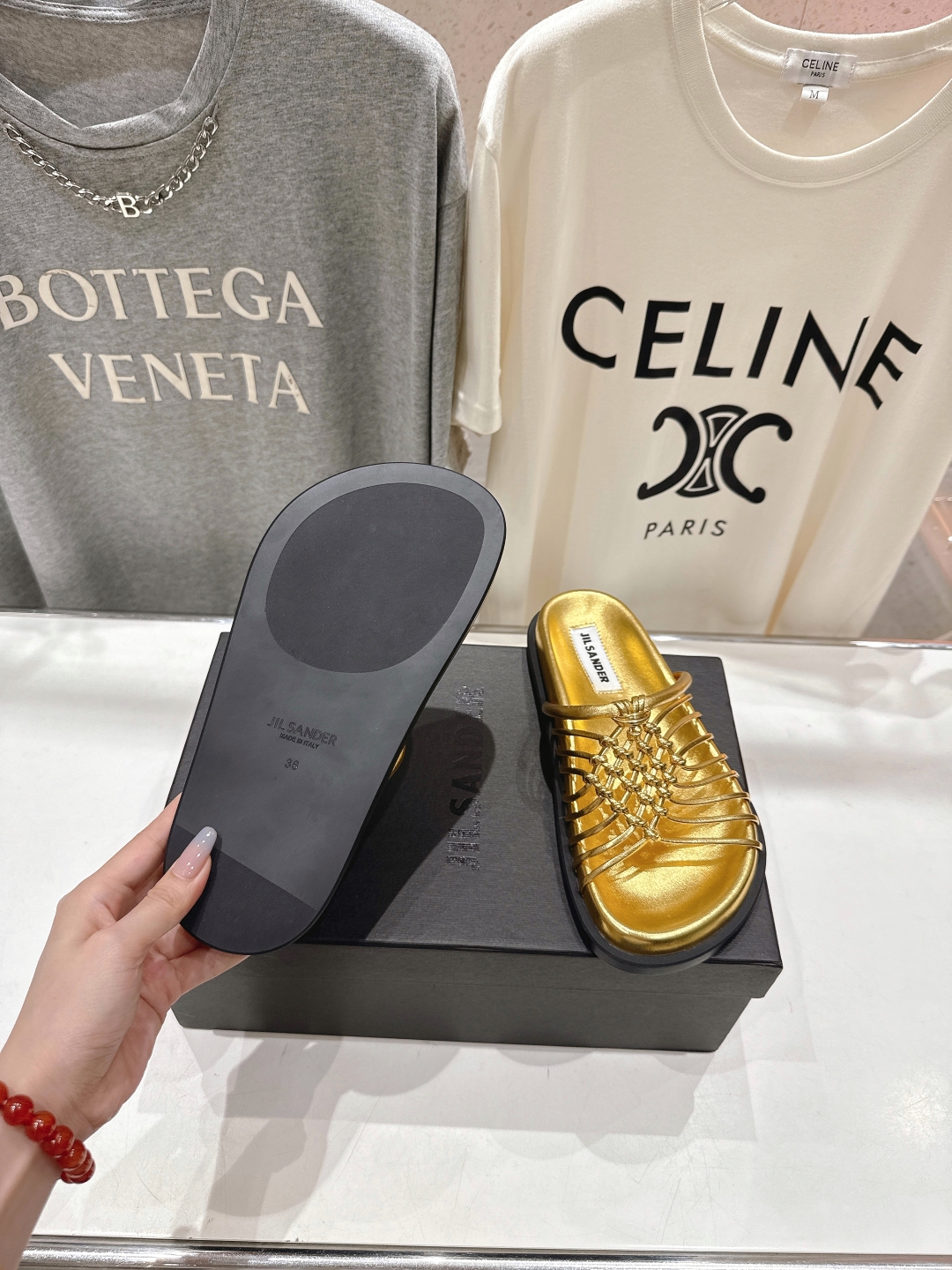 高版本出厂
 JIL SANDER/吉尔桑达 25ss最新编织皮网沙滩平底拖鞋
🩶🤍💛 jennie演唱