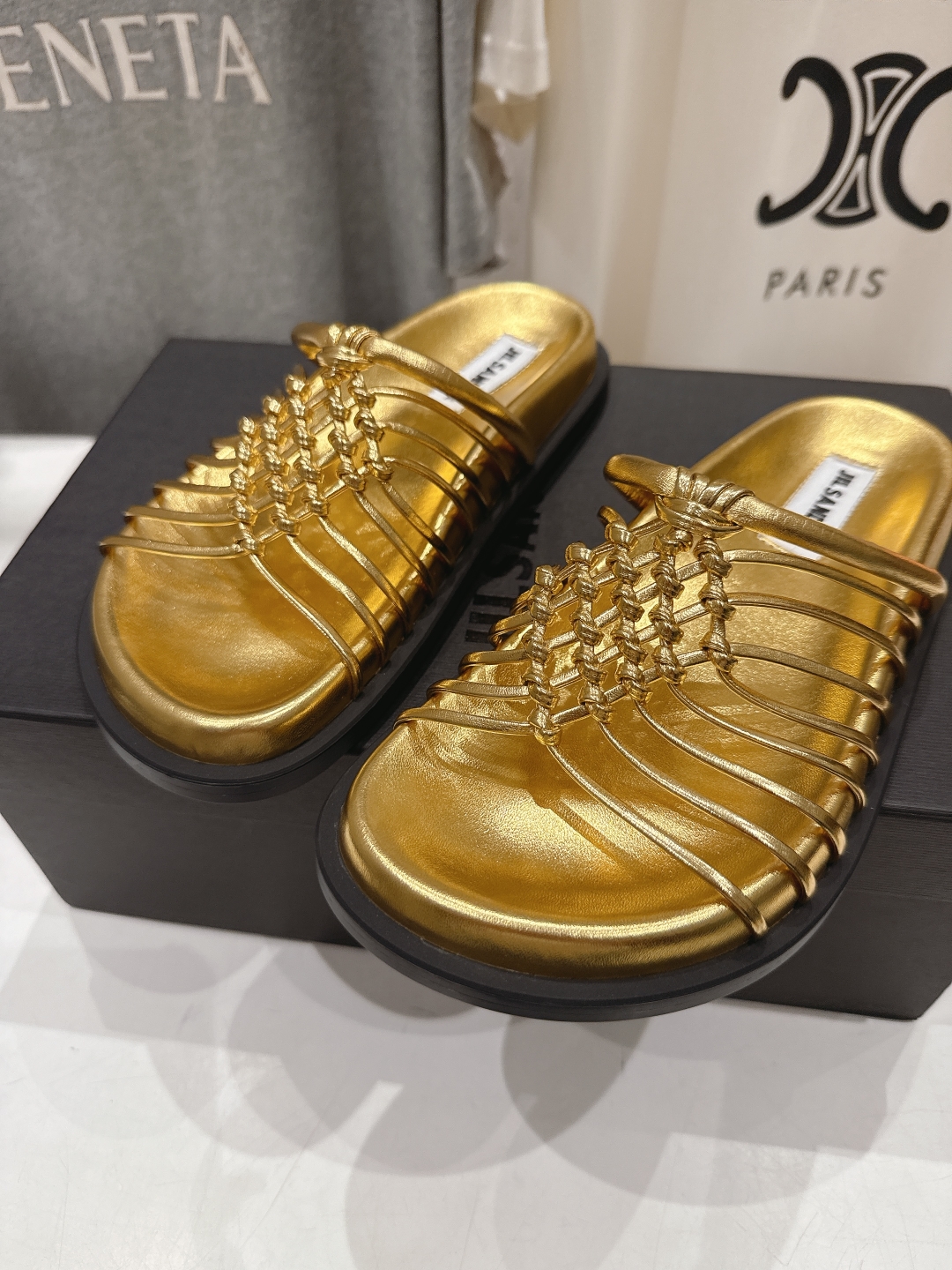 高版本出厂
 JIL SANDER/吉尔桑达 25ss最新编织皮网沙滩平底拖鞋
🩶🤍💛 jennie演唱