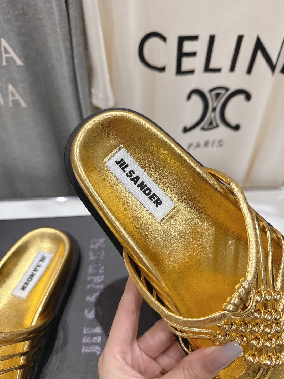 高版本出厂
 JIL SANDER/吉尔桑达 25ss最新编织皮网沙滩平底拖鞋
🩶🤍💛 jennie演唱