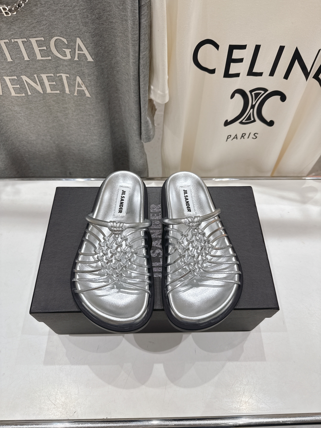 高版本出厂
 JIL SANDER/吉尔桑达 25ss最新编织皮网沙滩平底拖鞋
🩶🤍💛 jennie演唱