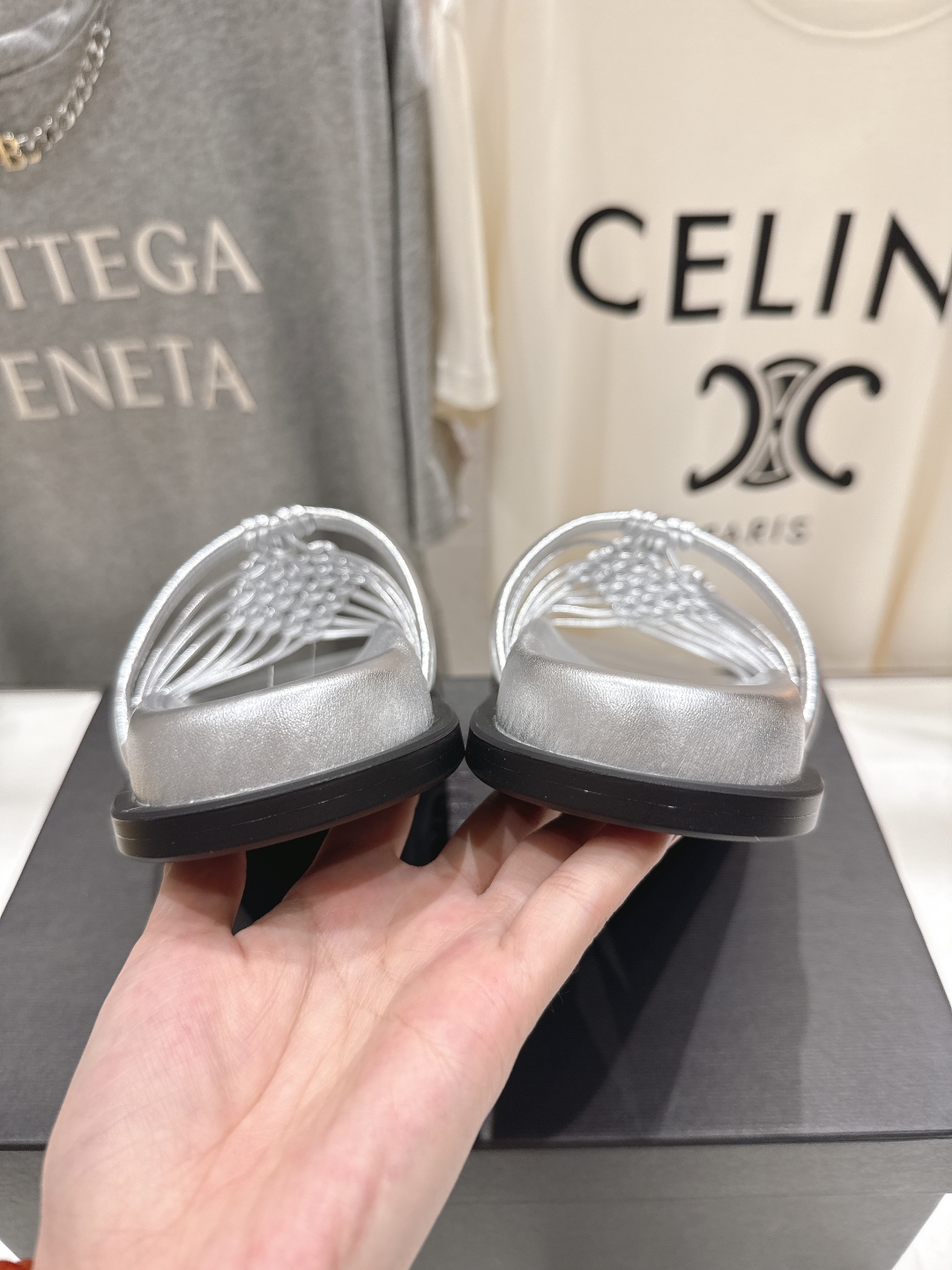 高版本出厂
 JIL SANDER/吉尔桑达 25ss最新编织皮网沙滩平底拖鞋
🩶🤍💛 jennie演唱