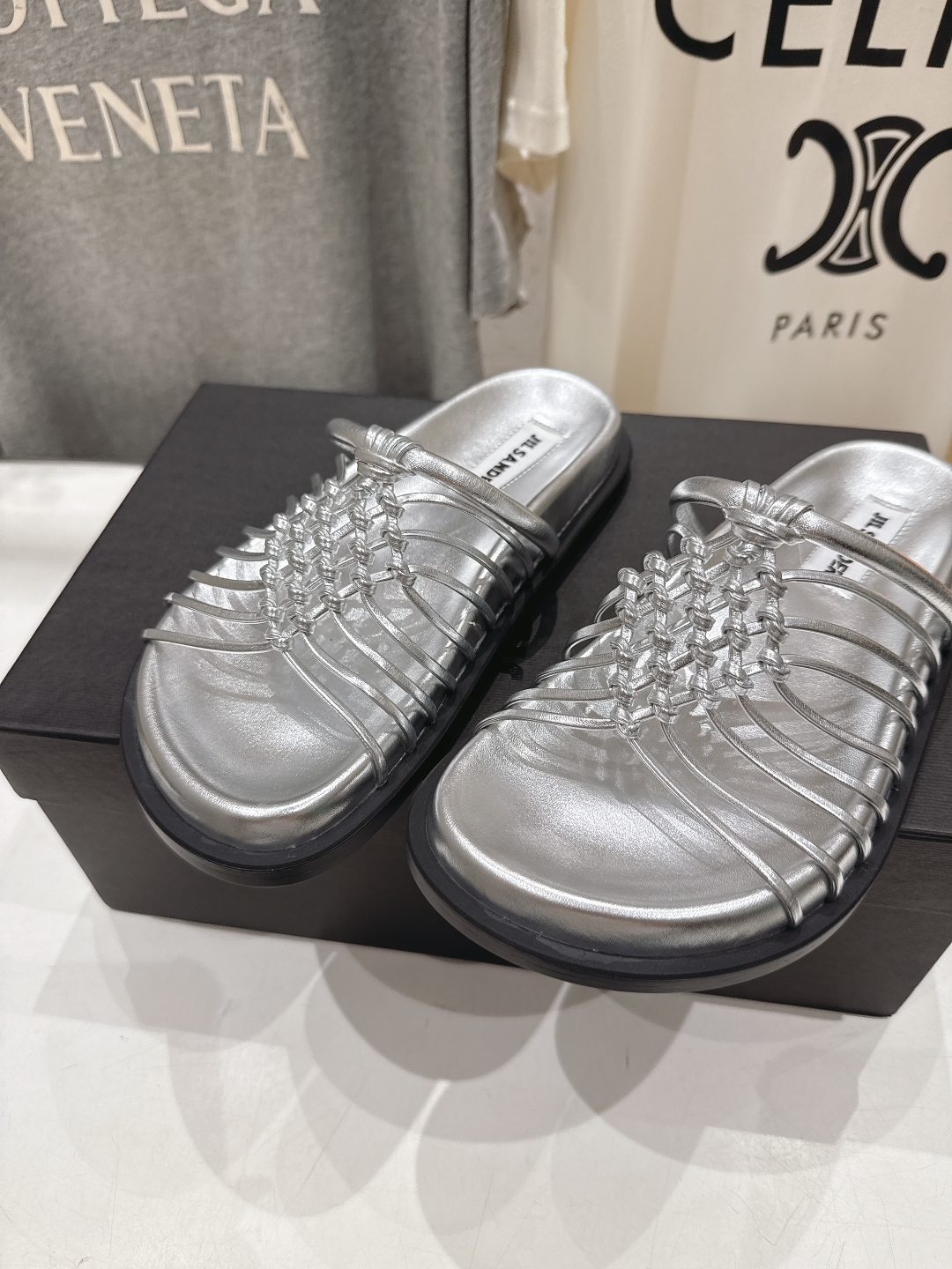 高版本出厂
 JIL SANDER/吉尔桑达 25ss最新编织皮网沙滩平底拖鞋
🩶🤍💛 jennie演唱