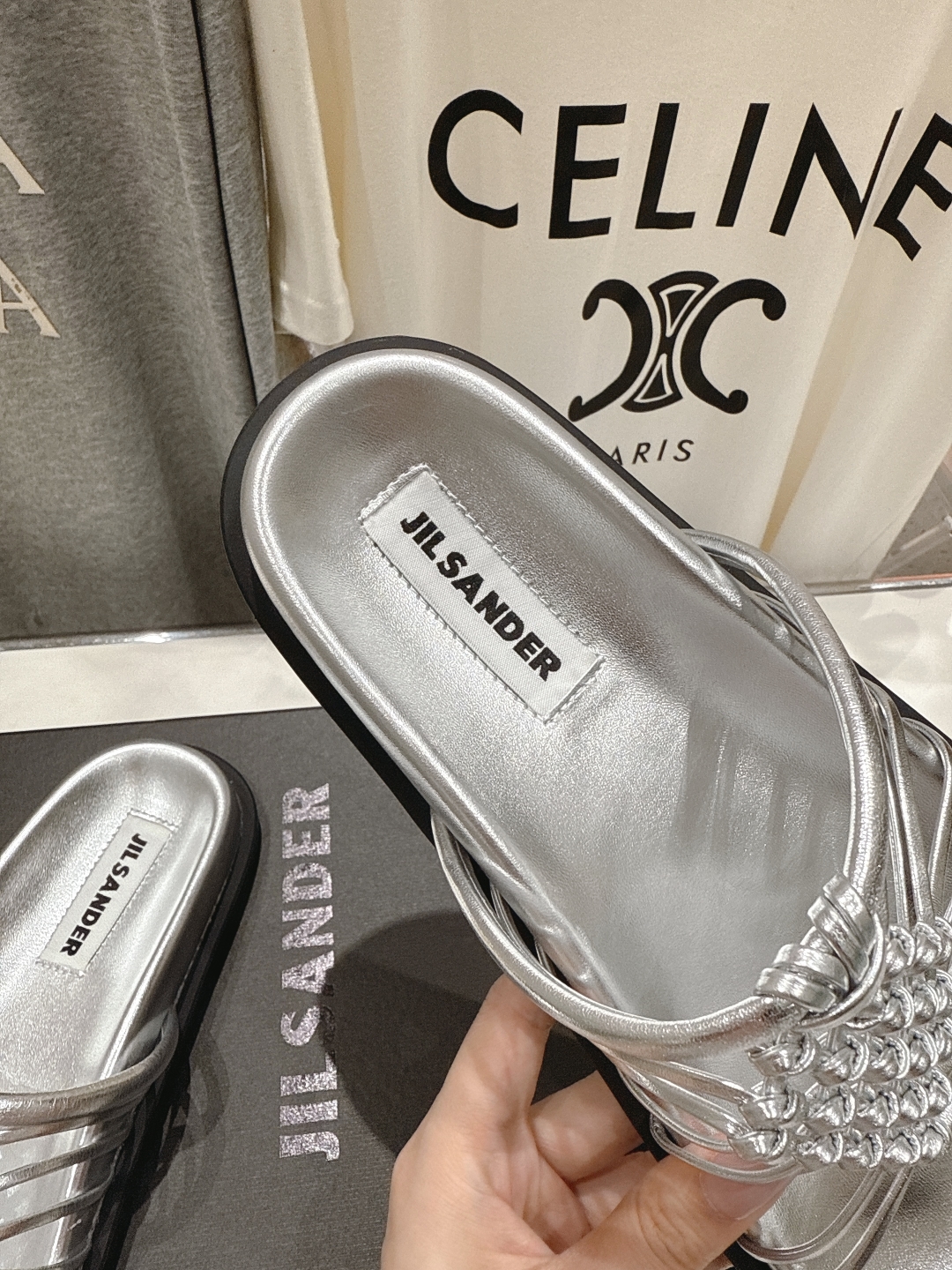 高版本出厂
 JIL SANDER/吉尔桑达 25ss最新编织皮网沙滩平底拖鞋
🩶🤍💛 jennie演唱