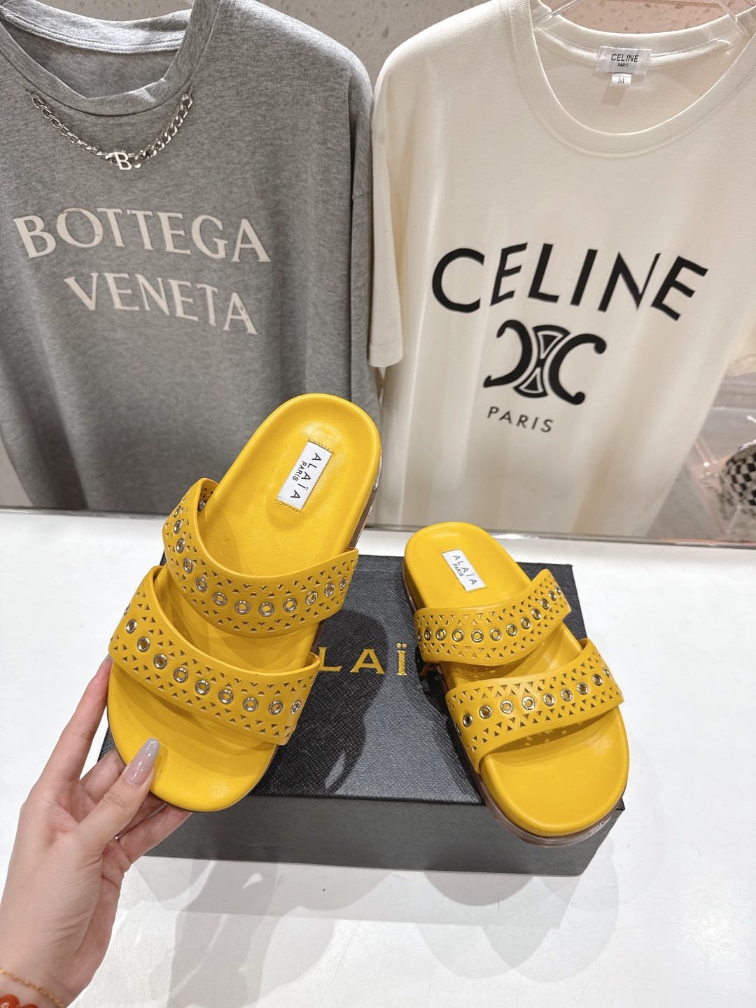 高版本出厂
「ALAiA」ALA 阿莱亚25ss/春夏·大热网格镂空平底拖鞋依然时髦高街的氛围感🖤🤍不用