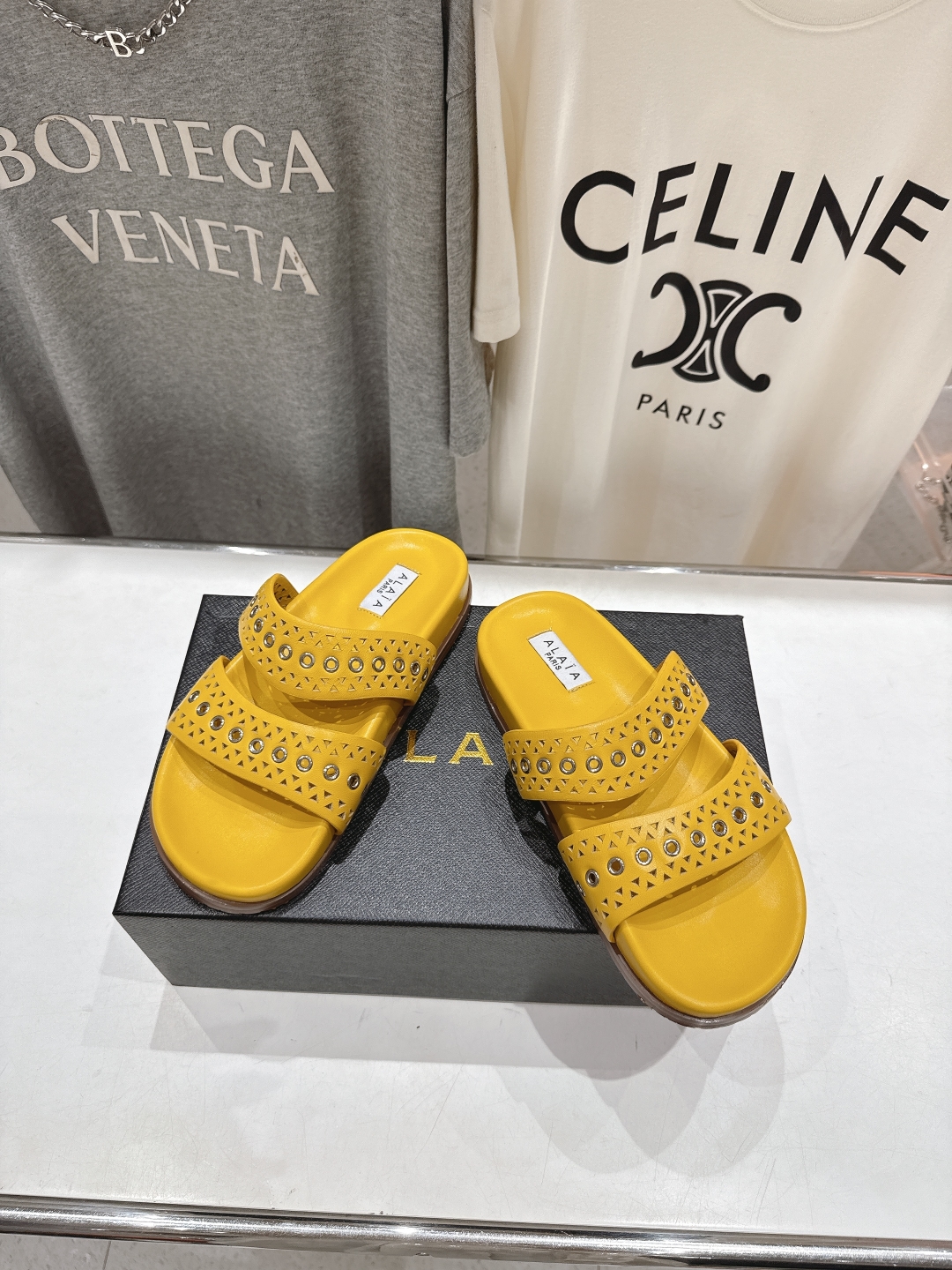 高版本出厂
「ALAiA」ALA 阿莱亚25ss/春夏·大热网格镂空平底拖鞋依然时髦高街的氛围感🖤🤍不用
