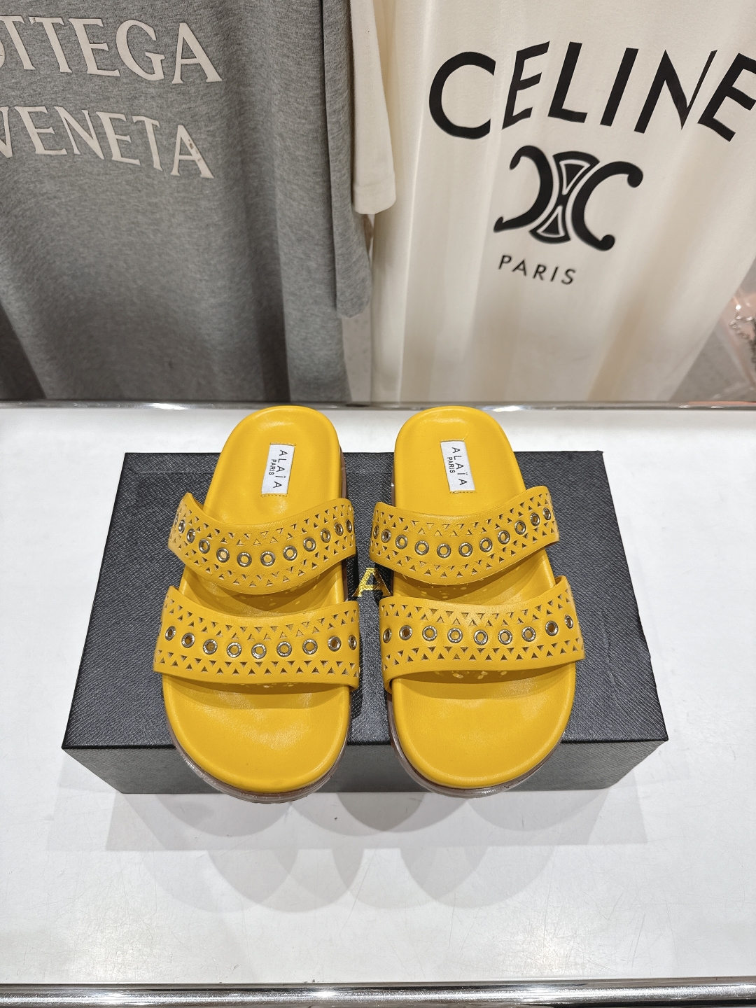 高版本出厂
「ALAiA」ALA 阿莱亚25ss/春夏·大热网格镂空平底拖鞋依然时髦高街的氛围感🖤🤍不用