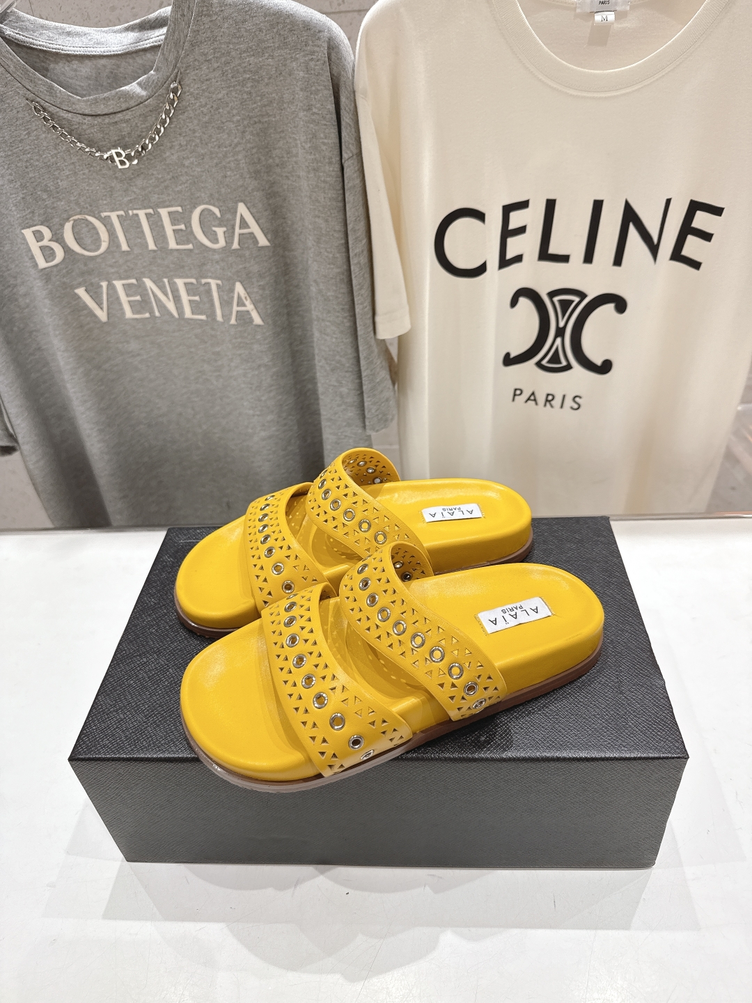 高版本出厂
「ALAiA」ALA 阿莱亚25ss/春夏·大热网格镂空平底拖鞋依然时髦高街的氛围感🖤🤍不用