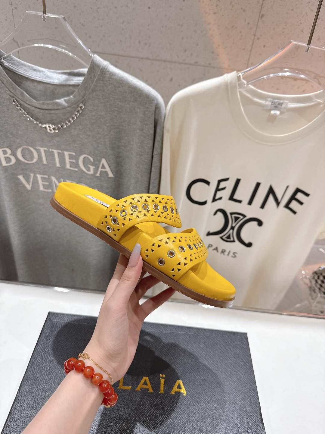 高版本出厂
「ALAiA」ALA 阿莱亚25ss/春夏·大热网格镂空平底拖鞋依然时髦高街的氛围感🖤🤍不用