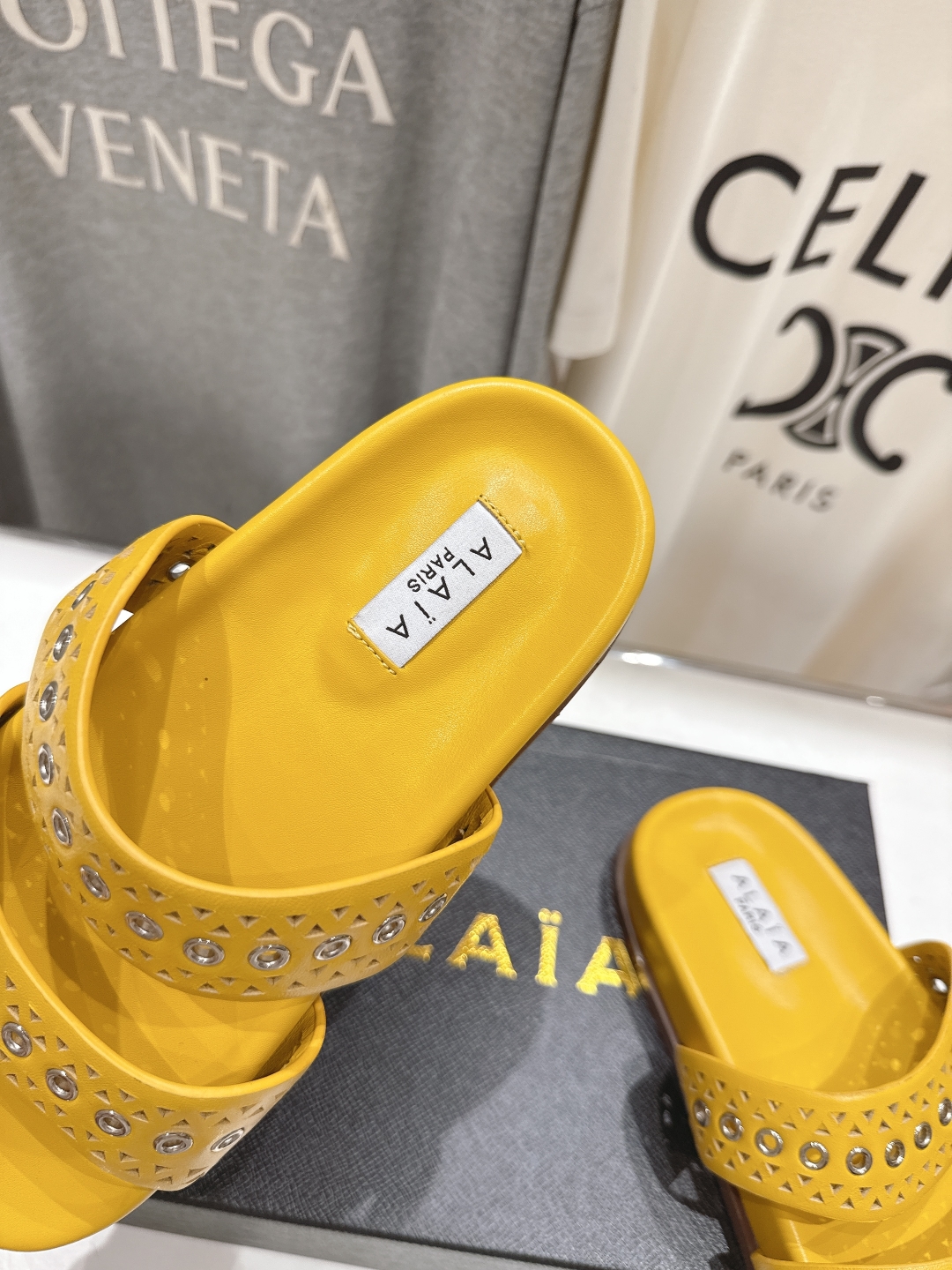 高版本出厂
「ALAiA」ALA 阿莱亚25ss/春夏·大热网格镂空平底拖鞋依然时髦高街的氛围感🖤🤍不用