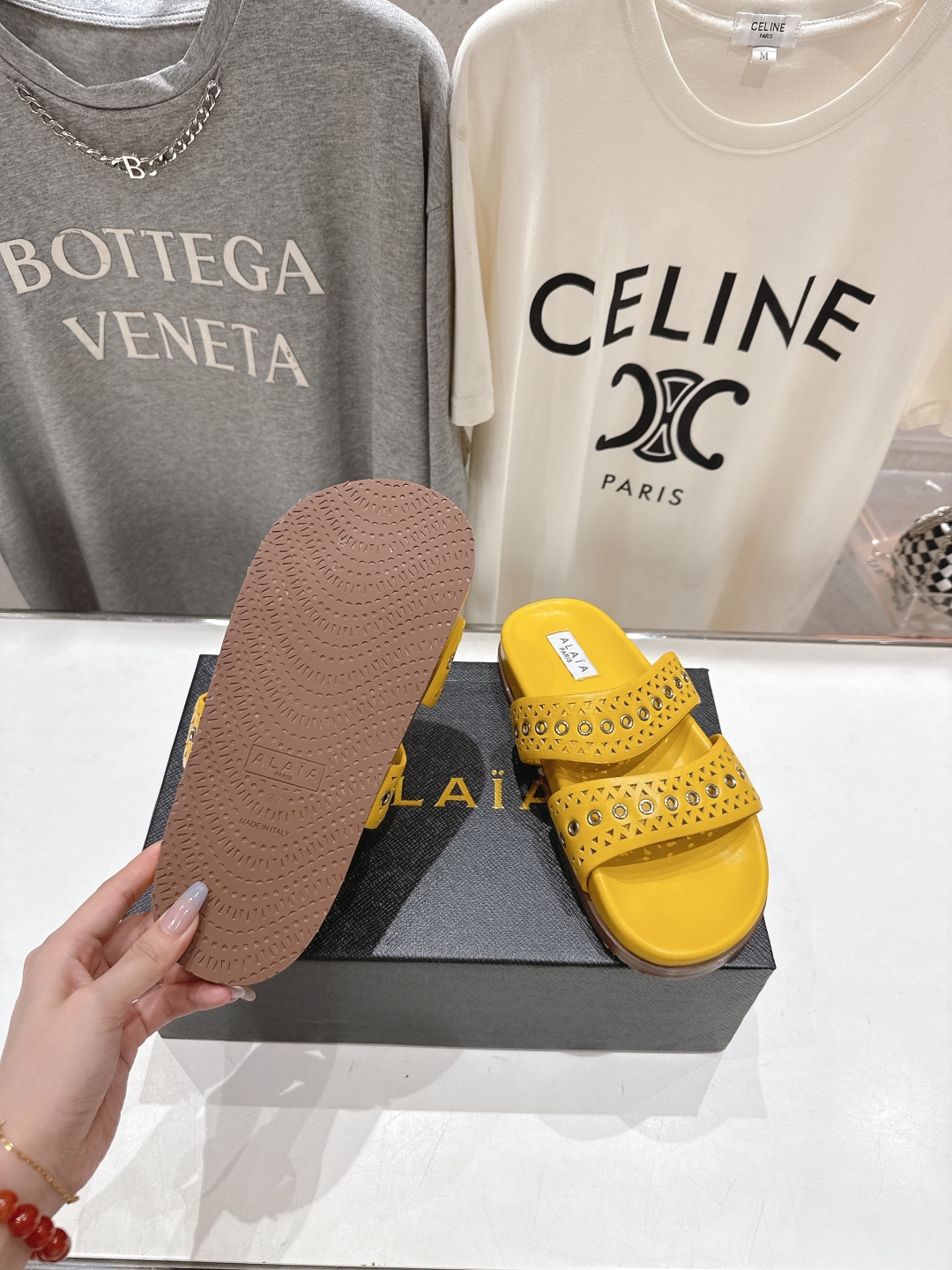 高版本出厂
「ALAiA」ALA 阿莱亚25ss/春夏·大热网格镂空平底拖鞋依然时髦高街的氛围感🖤🤍不用