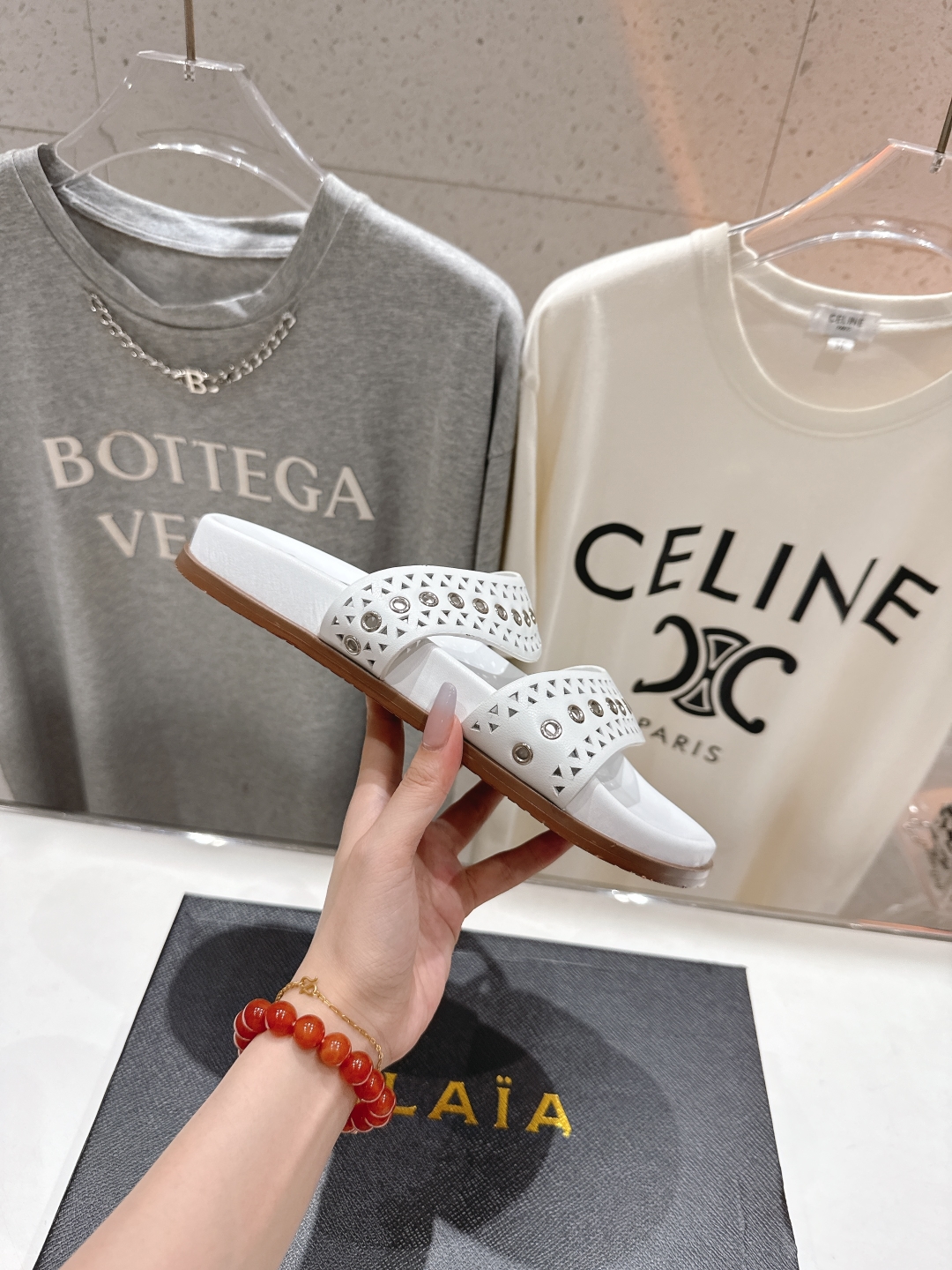 高版本出厂
「ALAiA」ALA 阿莱亚25ss/春夏·大热网格镂空平底拖鞋依然时髦高街的氛围感🖤🤍不用