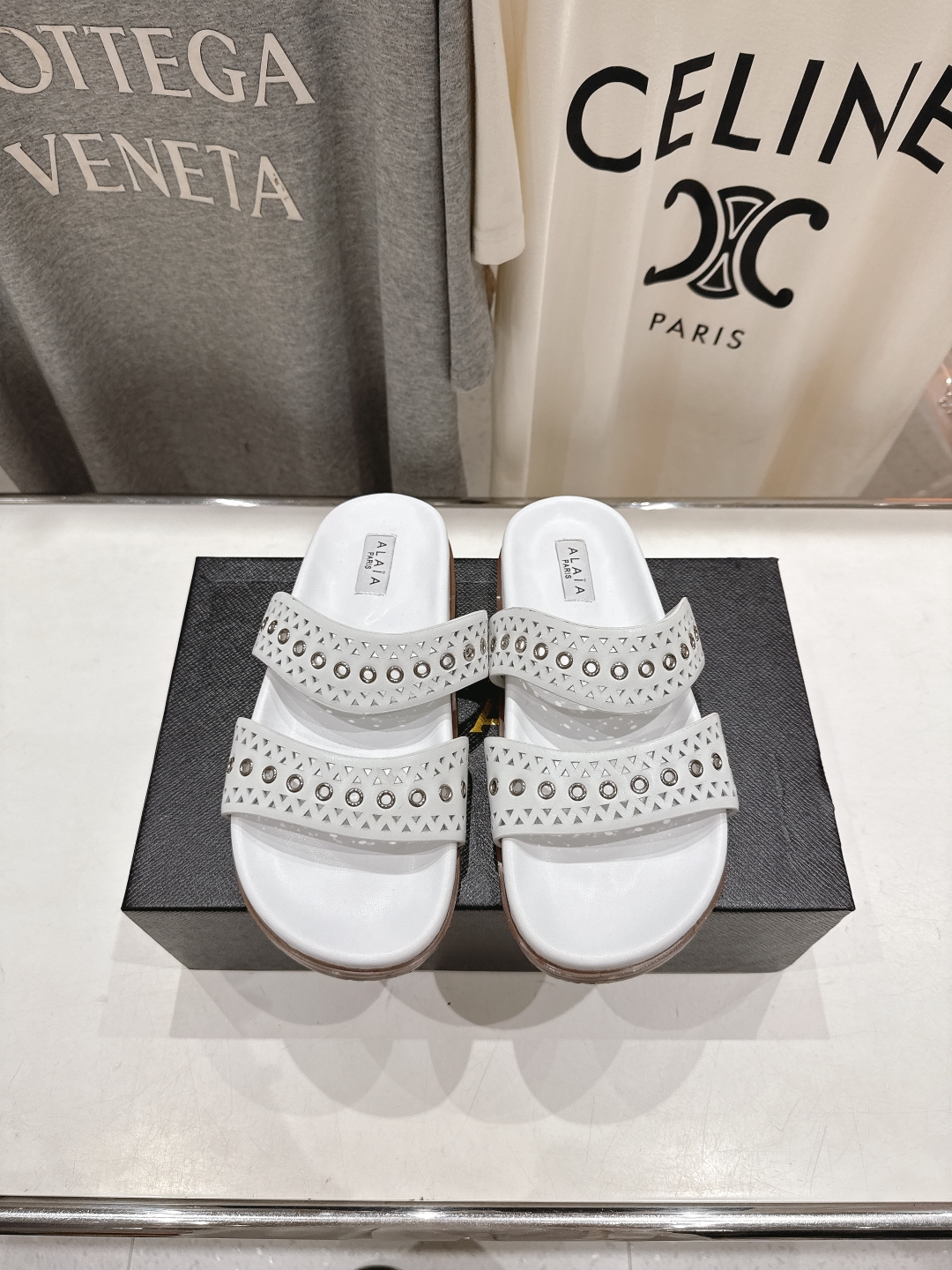 高版本出厂
「ALAiA」ALA 阿莱亚25ss/春夏·大热网格镂空平底拖鞋依然时髦高街的氛围感🖤🤍不用