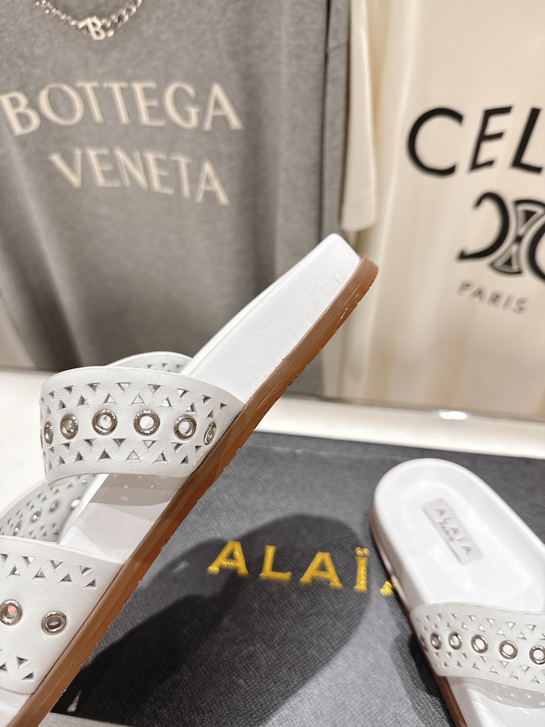 高版本出厂
「ALAiA」ALA 阿莱亚25ss/春夏·大热网格镂空平底拖鞋依然时髦高街的氛围感🖤🤍不用