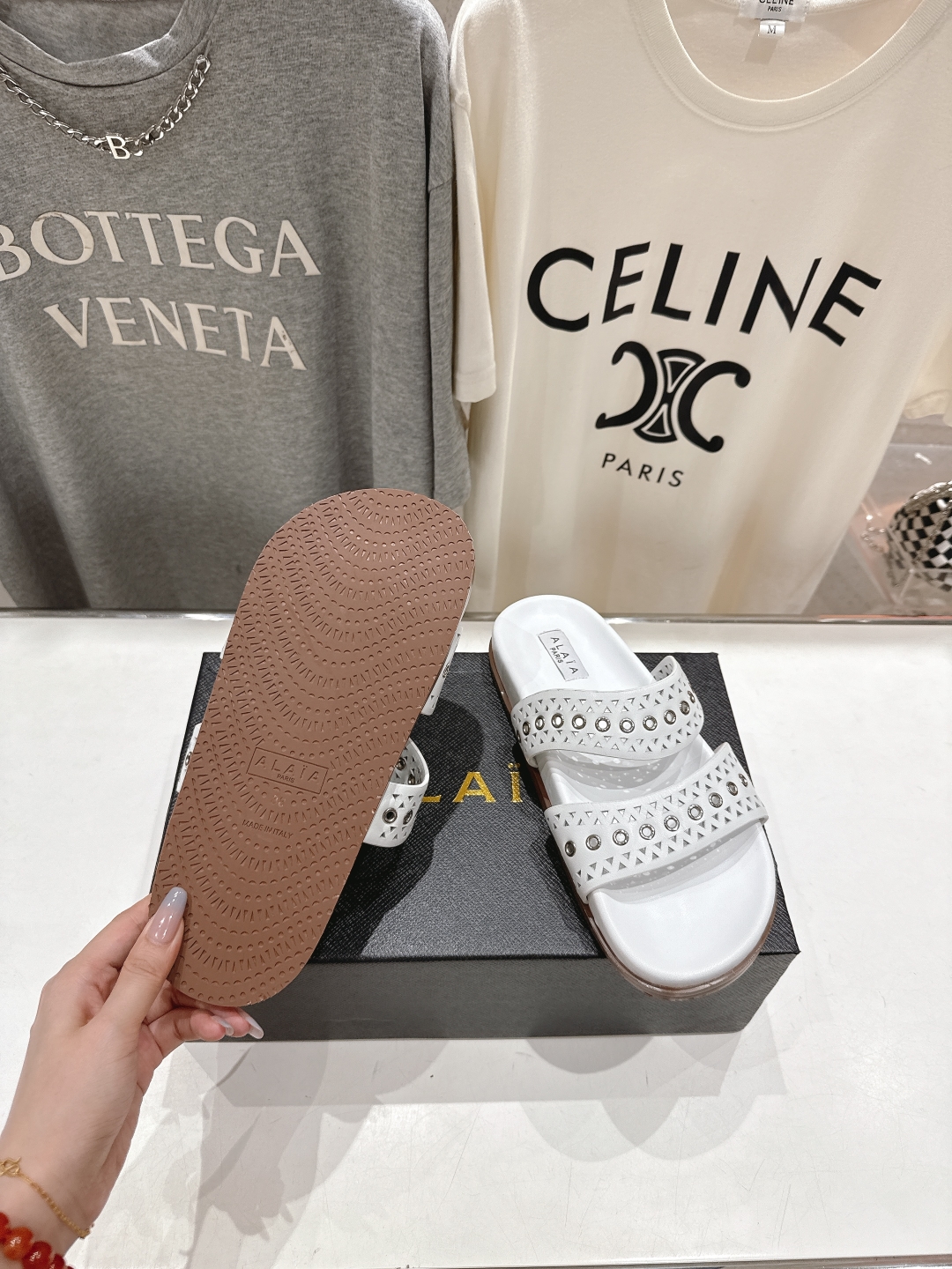 高版本出厂
「ALAiA」ALA 阿莱亚25ss/春夏·大热网格镂空平底拖鞋依然时髦高街的氛围感🖤🤍不用