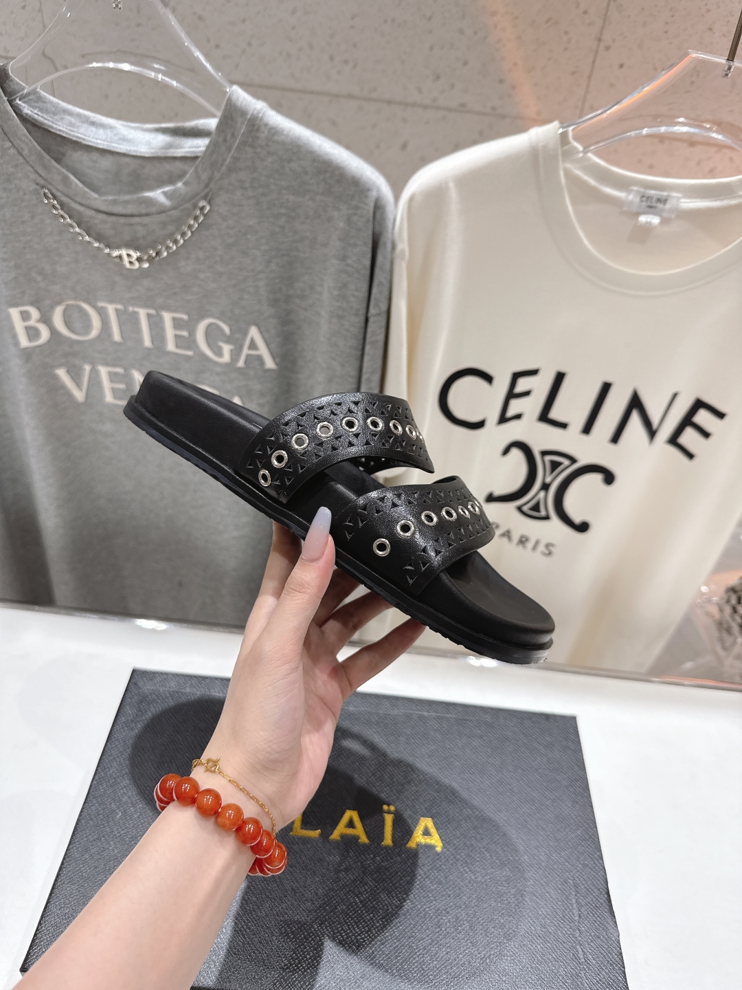 高版本出厂
「ALAiA」ALA 阿莱亚25ss/春夏·大热网格镂空平底拖鞋依然时髦高街的氛围感🖤🤍不用