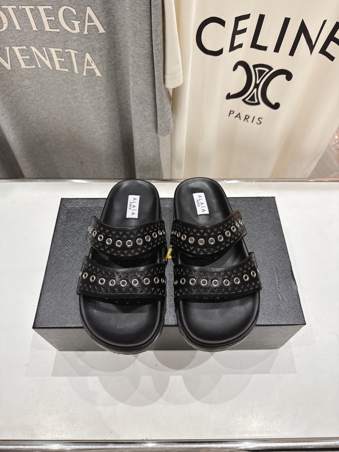 高版本出厂
「ALAiA」ALA 阿莱亚25ss/春夏·大热网格镂空平底拖鞋依然时髦高街的氛围感🖤🤍不用