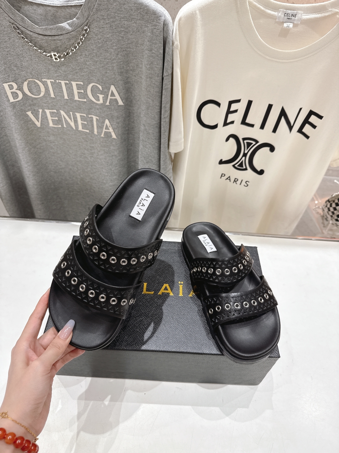 高版本出厂
「ALAiA」ALA 阿莱亚25ss/春夏·大热网格镂空平底拖鞋依然时髦高街的氛围感🖤🤍不用