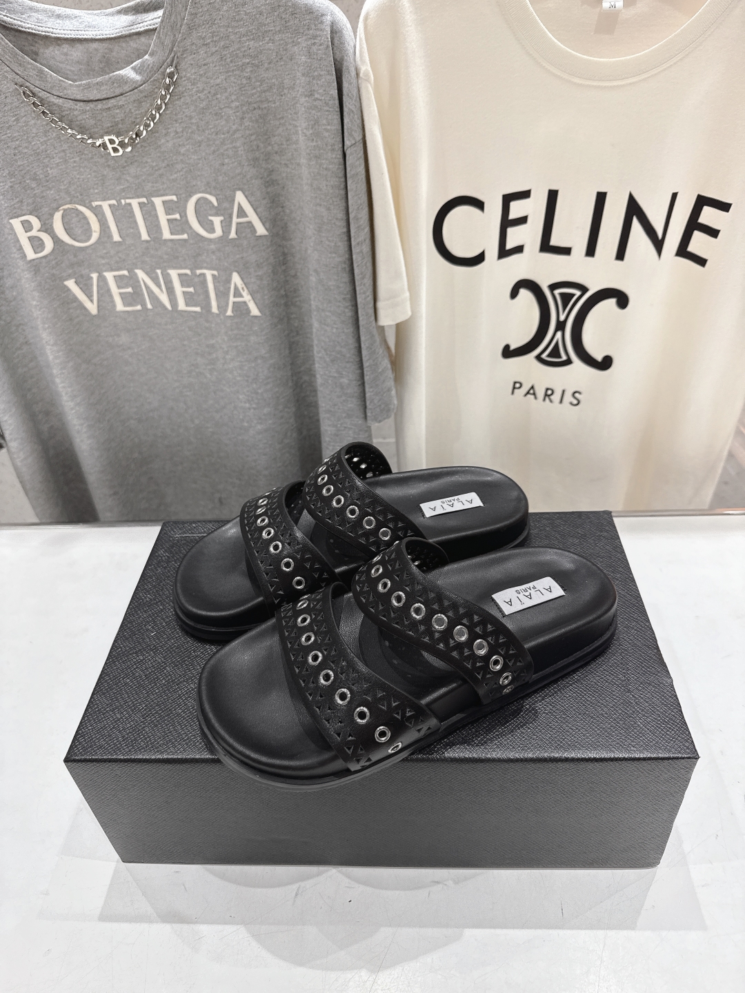 高版本出厂
「ALAiA」ALA 阿莱亚25ss/春夏·大热网格镂空平底拖鞋依然时髦高街的氛围感🖤🤍不用