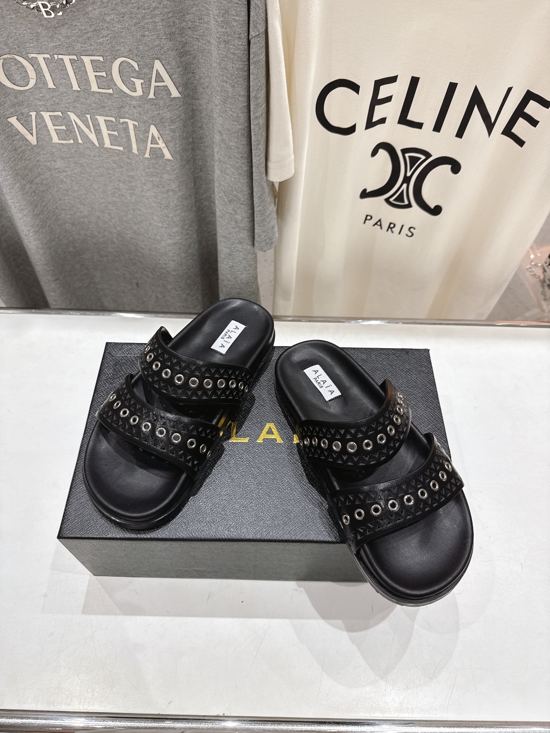 高版本出厂
「ALAiA」ALA 阿莱亚25ss/春夏·大热网格镂空平底拖鞋依然时髦高街的氛围感🖤🤍不用