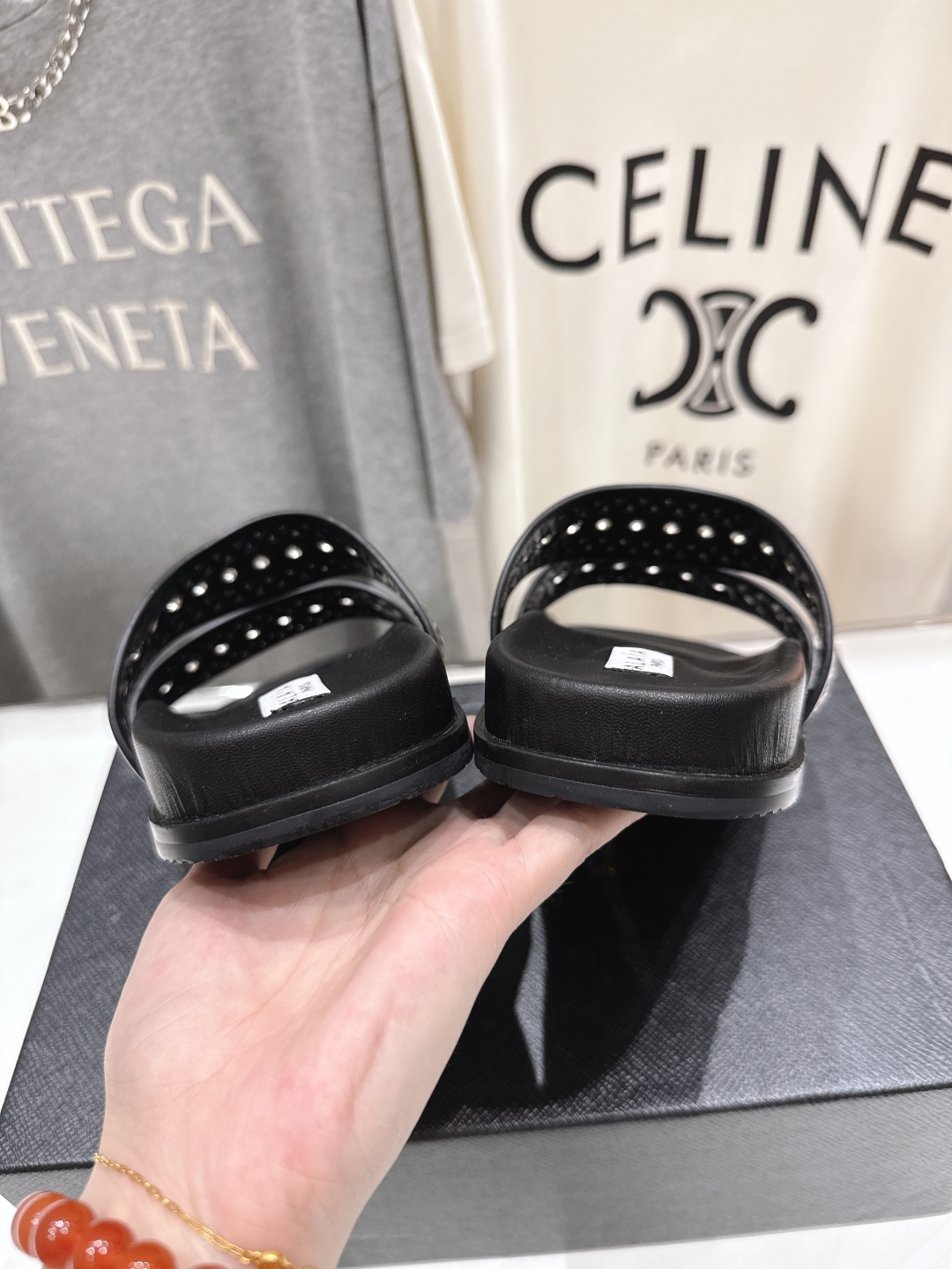 高版本出厂
「ALAiA」ALA 阿莱亚25ss/春夏·大热网格镂空平底拖鞋依然时髦高街的氛围感🖤🤍不用