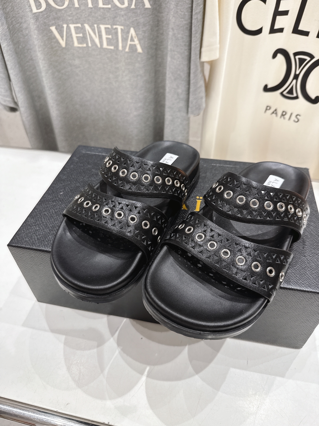 高版本出厂
「ALAiA」ALA 阿莱亚25ss/春夏·大热网格镂空平底拖鞋依然时髦高街的氛围感🖤🤍不用