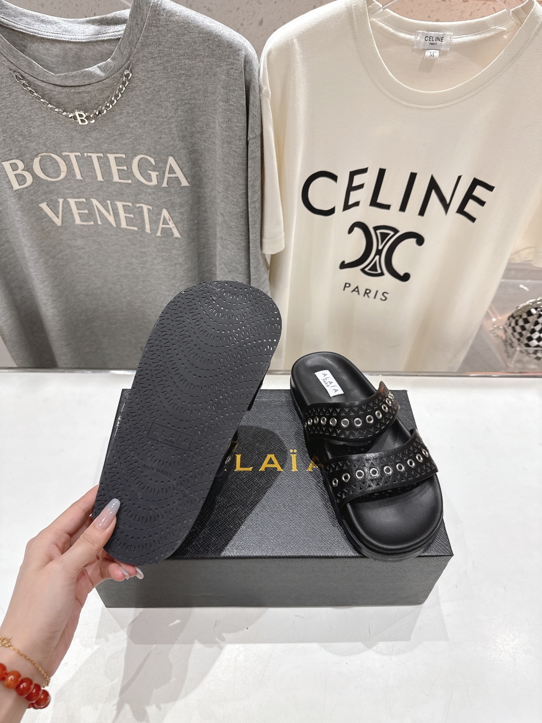 高版本出厂
「ALAiA」ALA 阿莱亚25ss/春夏·大热网格镂空平底拖鞋依然时髦高街的氛围感🖤🤍不用