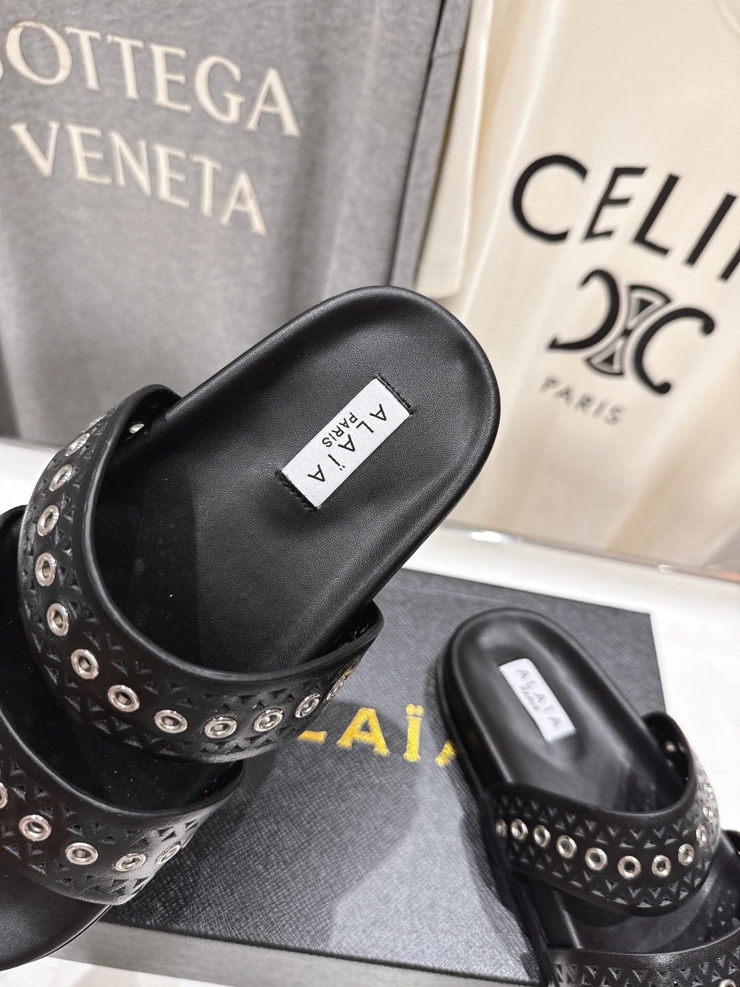 高版本出厂
「ALAiA」ALA 阿莱亚25ss/春夏·大热网格镂空平底拖鞋依然时髦高街的氛围感🖤🤍不用