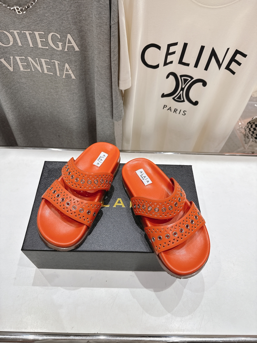 高版本出厂
「ALAiA」ALA 阿莱亚25ss/春夏·大热网格镂空平底拖鞋依然时髦高街的氛围感🖤🤍不用