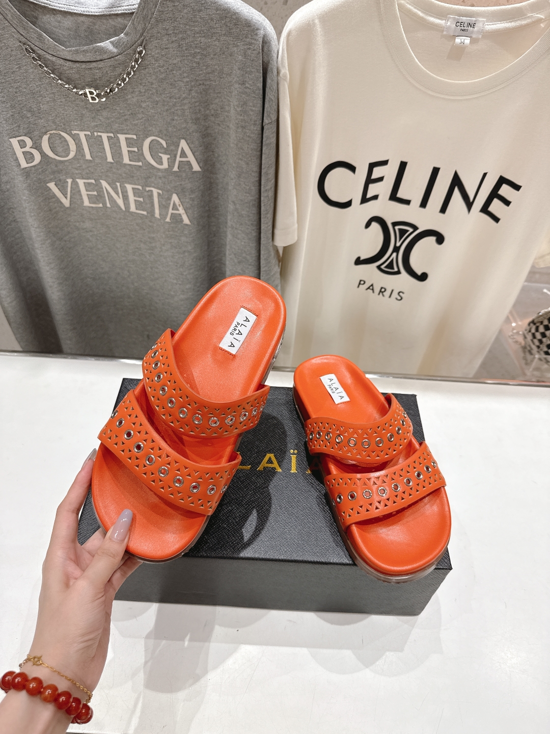 高版本出厂
「ALAiA」ALA 阿莱亚25ss/春夏·大热网格镂空平底拖鞋依然时髦高街的氛围感🖤🤍不用