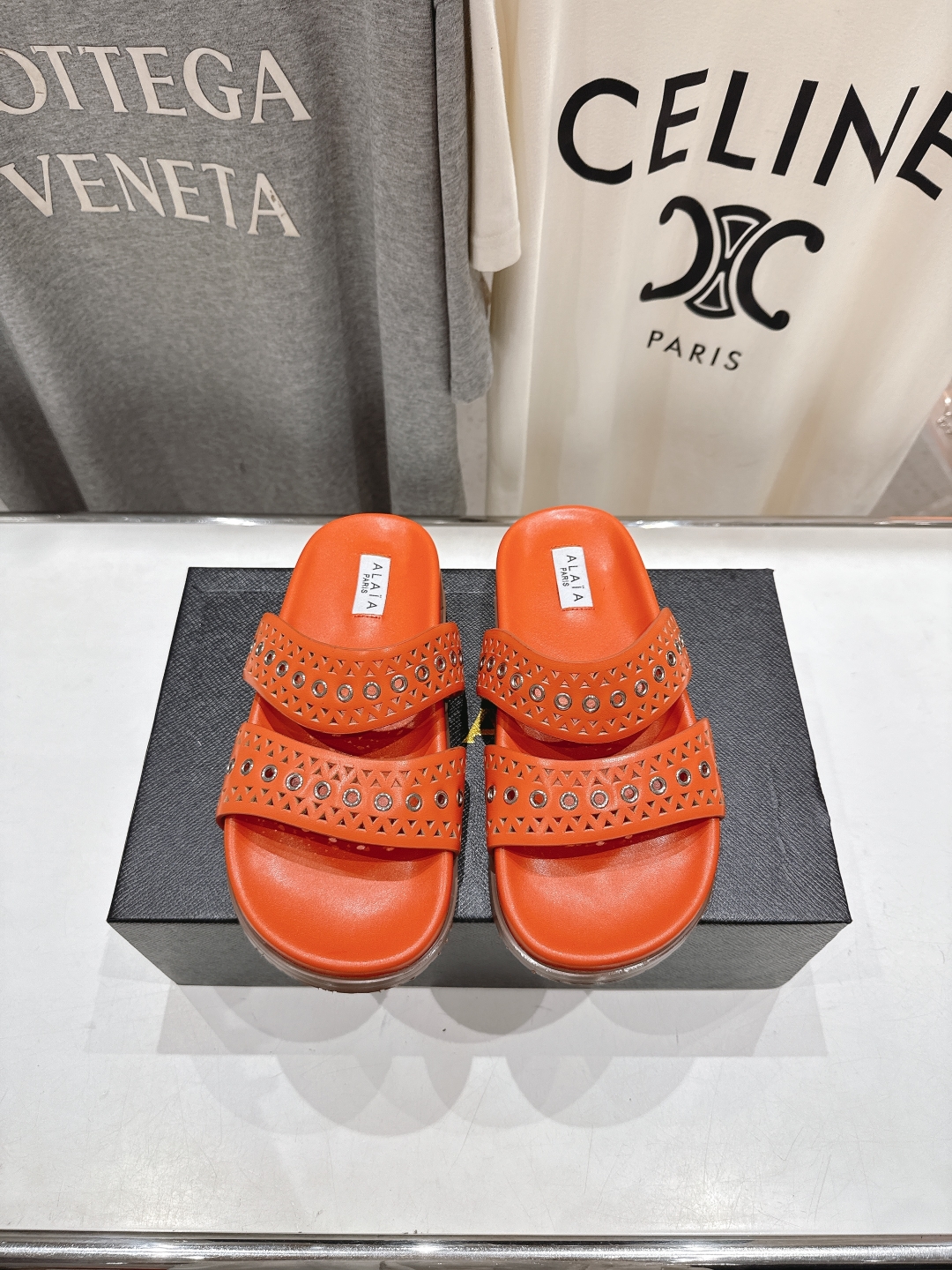 高版本出厂
「ALAiA」ALA 阿莱亚25ss/春夏·大热网格镂空平底拖鞋依然时髦高街的氛围感🖤🤍不用