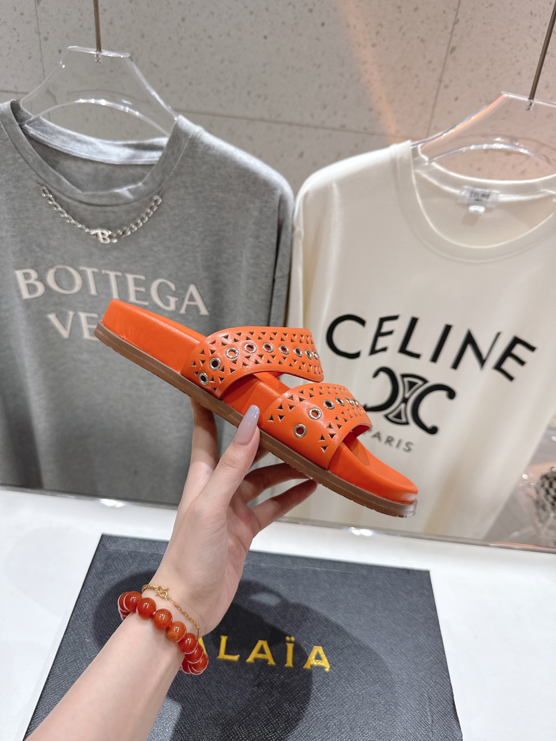 高版本出厂
「ALAiA」ALA 阿莱亚25ss/春夏·大热网格镂空平底拖鞋依然时髦高街的氛围感🖤🤍不用