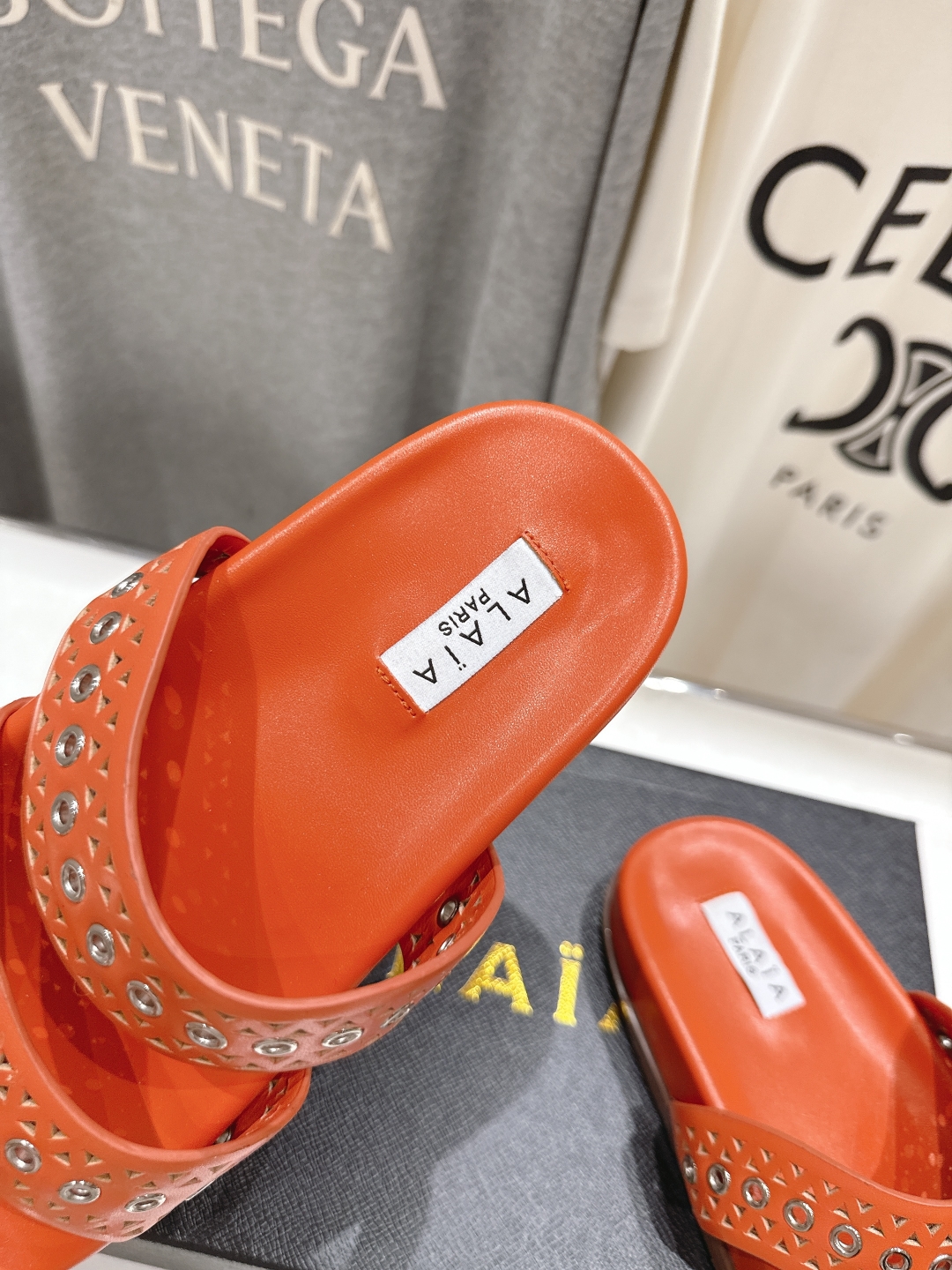 高版本出厂
「ALAiA」ALA 阿莱亚25ss/春夏·大热网格镂空平底拖鞋依然时髦高街的氛围感🖤🤍不用