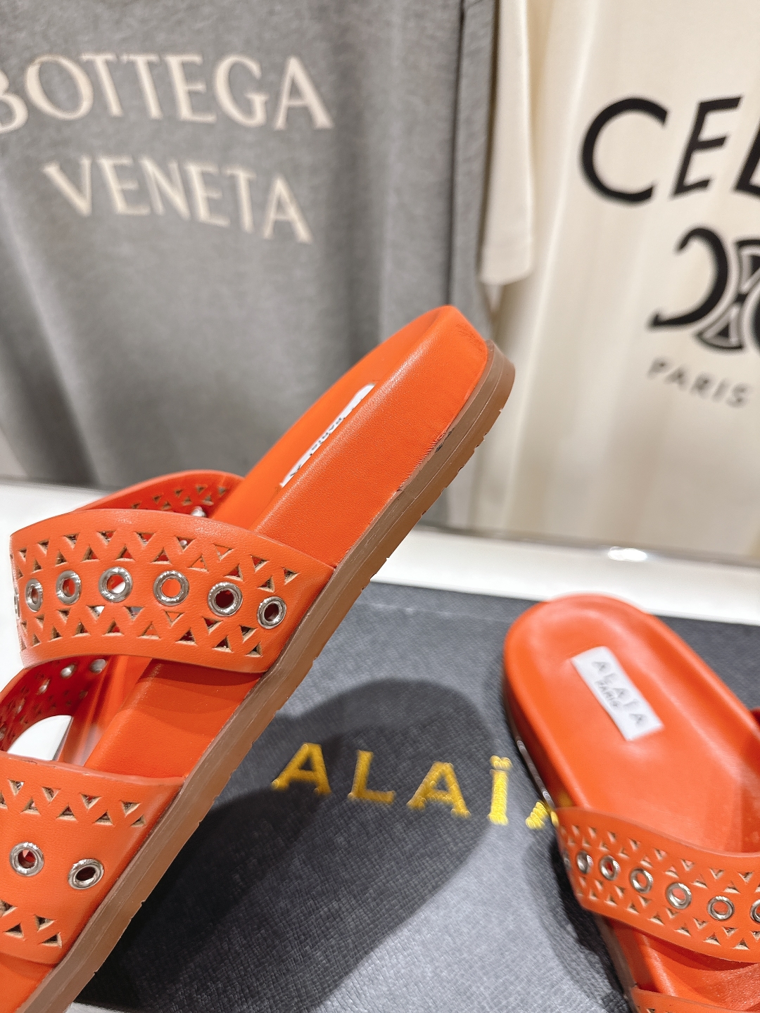 高版本出厂
「ALAiA」ALA 阿莱亚25ss/春夏·大热网格镂空平底拖鞋依然时髦高街的氛围感🖤🤍不用