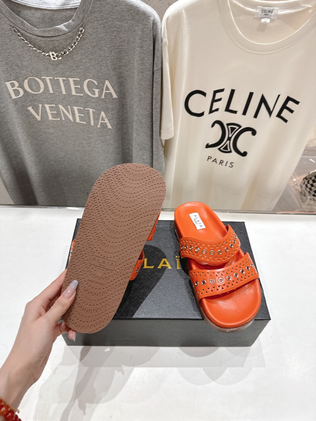 高版本出厂
「ALAiA」ALA 阿莱亚25ss/春夏·大热网格镂空平底拖鞋依然时髦高街的氛围感🖤🤍不用