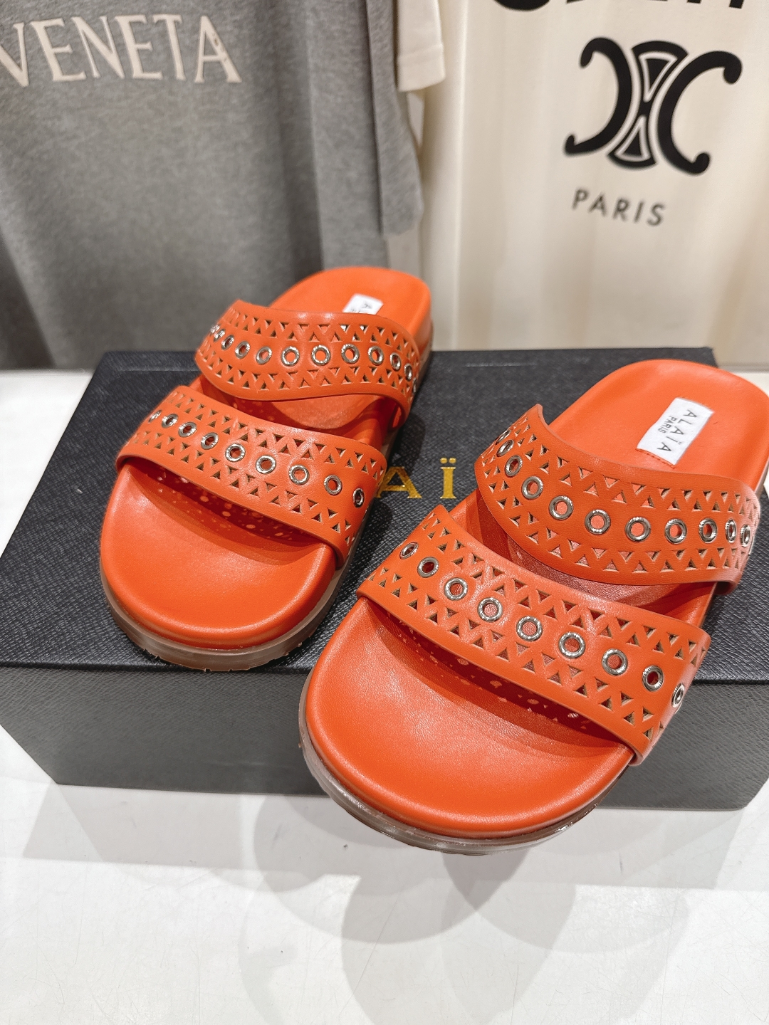 高版本出厂
「ALAiA」ALA 阿莱亚25ss/春夏·大热网格镂空平底拖鞋依然时髦高街的氛围感🖤🤍不用
