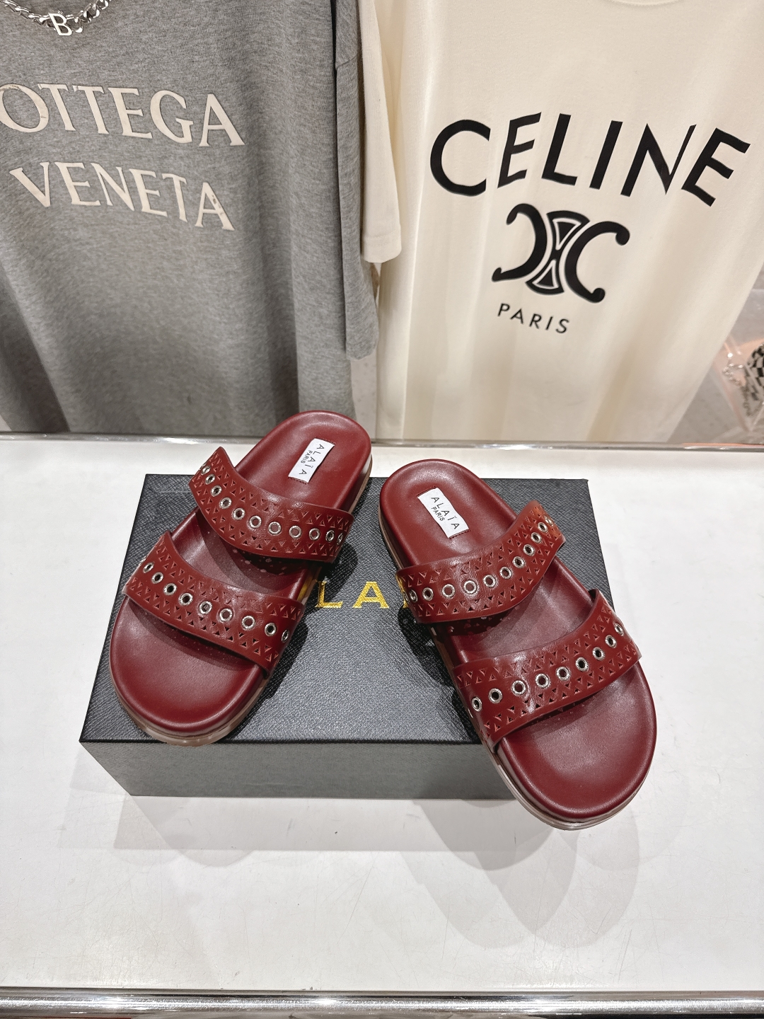 高版本出厂
「ALAiA」ALA 阿莱亚25ss/春夏·大热网格镂空平底拖鞋依然时髦高街的氛围感🖤🤍不用