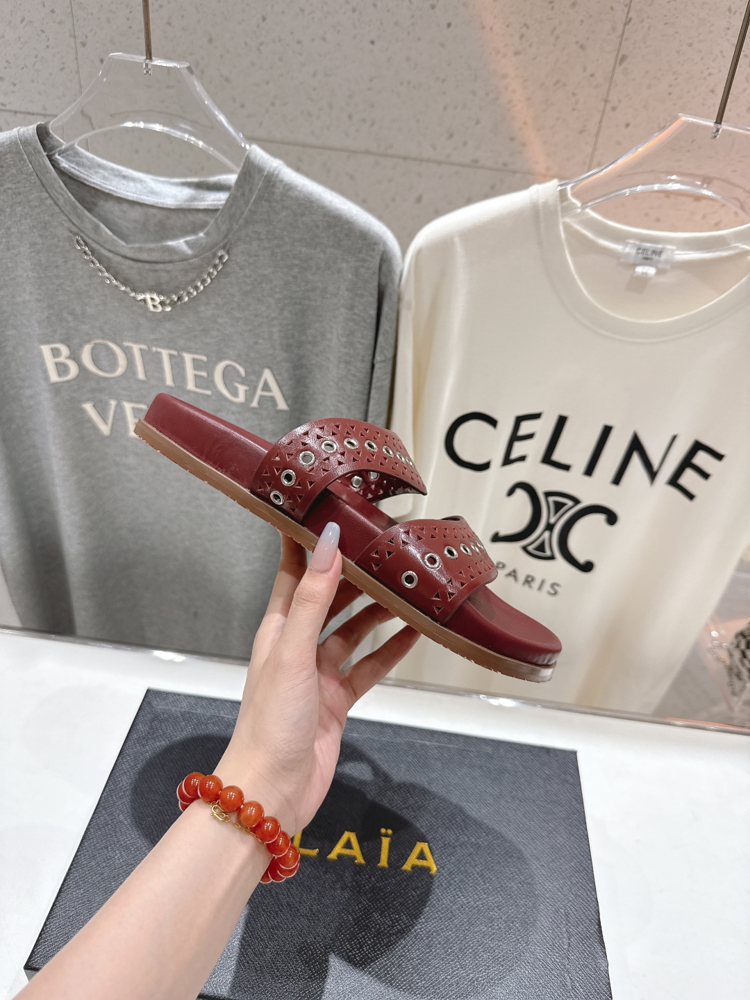 高版本出厂
「ALAiA」ALA 阿莱亚25ss/春夏·大热网格镂空平底拖鞋依然时髦高街的氛围感🖤🤍不用