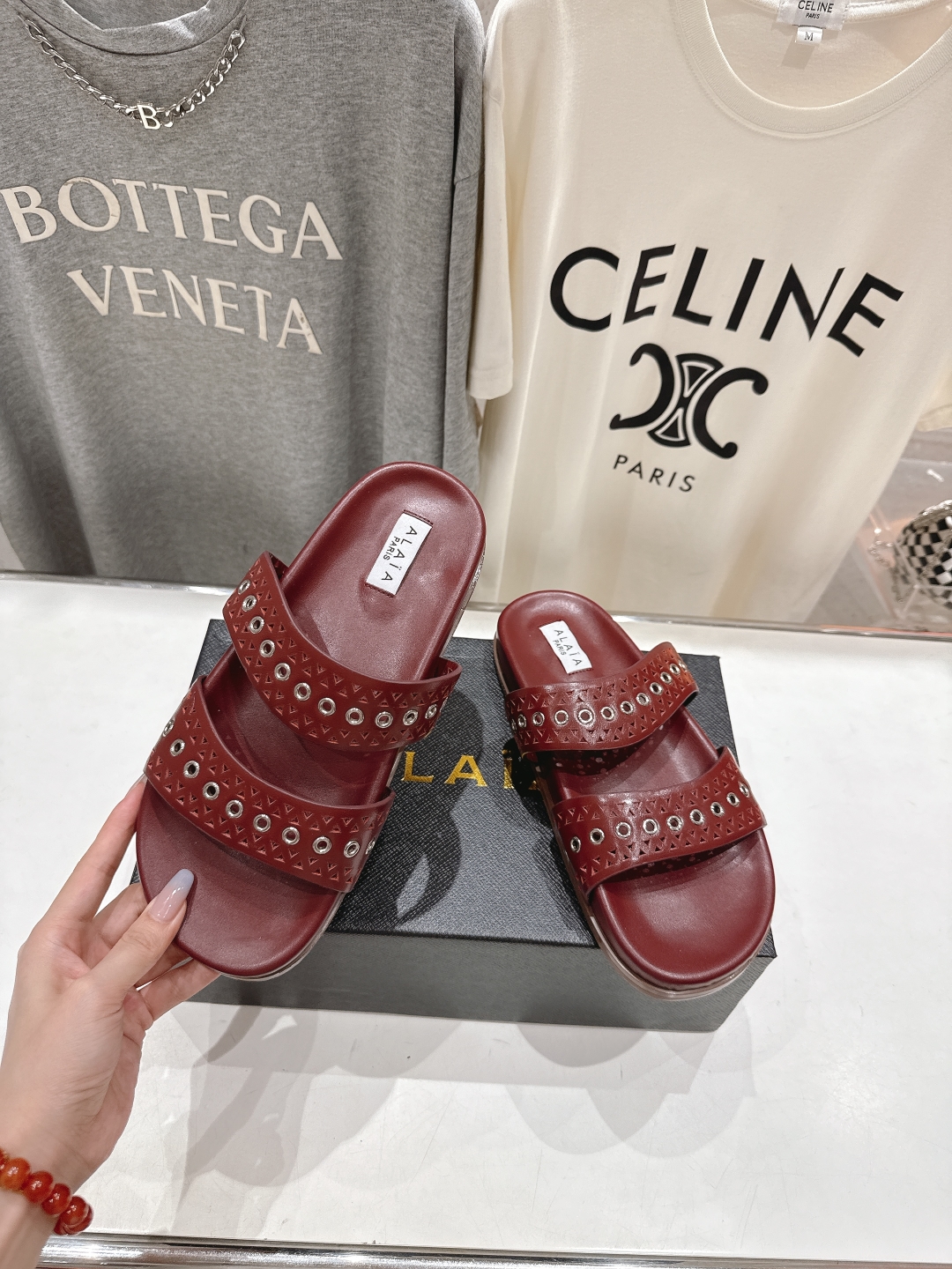 高版本出厂
「ALAiA」ALA 阿莱亚25ss/春夏·大热网格镂空平底拖鞋依然时髦高街的氛围感🖤🤍不用