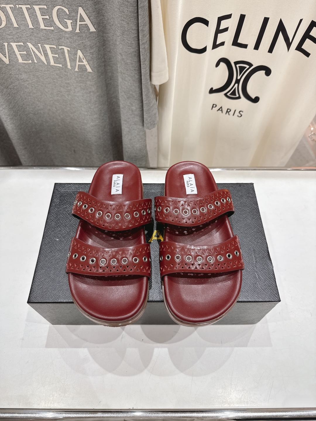 高版本出厂
「ALAiA」ALA 阿莱亚25ss/春夏·大热网格镂空平底拖鞋依然时髦高街的氛围感🖤🤍不用