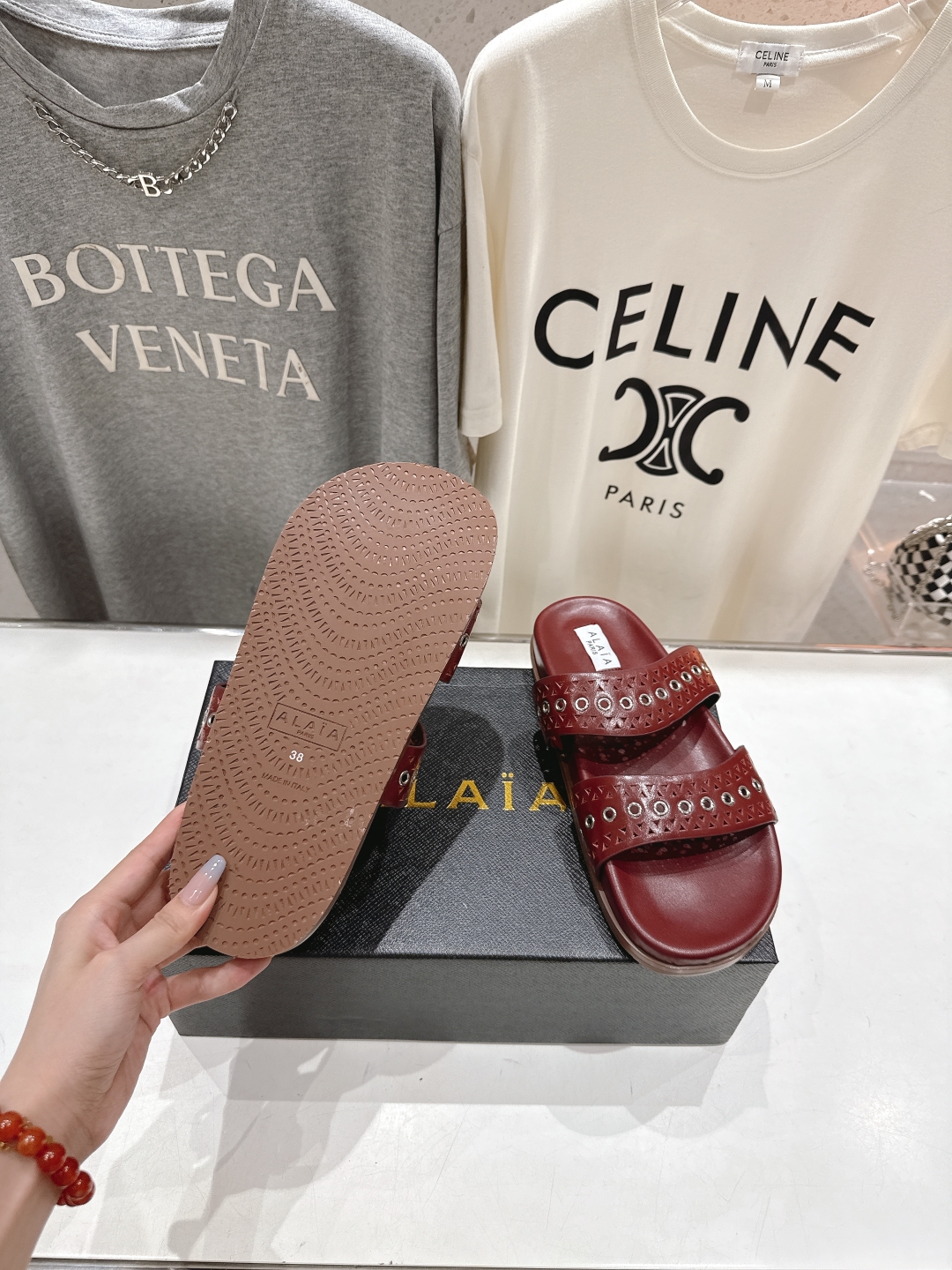 高版本出厂
「ALAiA」ALA 阿莱亚25ss/春夏·大热网格镂空平底拖鞋依然时髦高街的氛围感🖤🤍不用