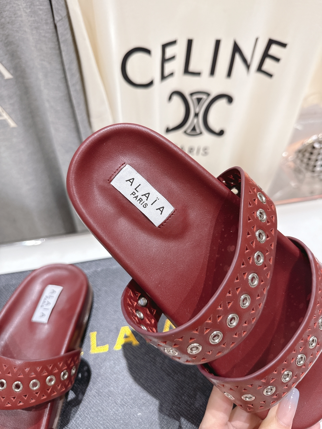 高版本出厂
「ALAiA」ALA 阿莱亚25ss/春夏·大热网格镂空平底拖鞋依然时髦高街的氛围感🖤🤍不用