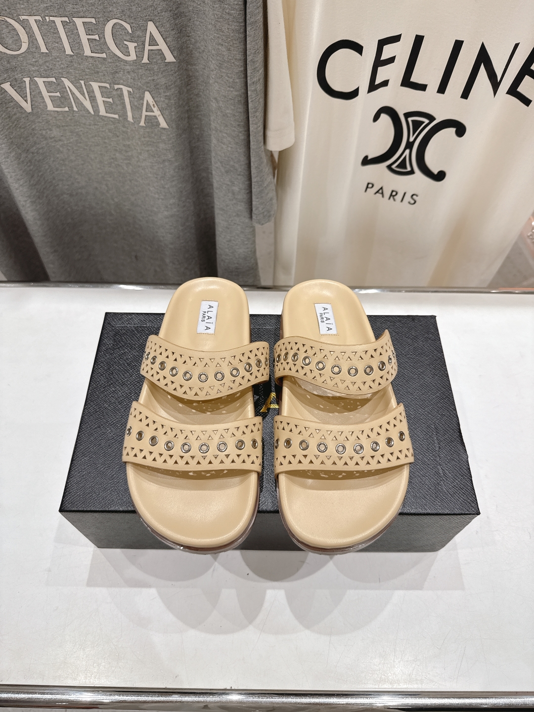 高版本出厂
「ALAiA」ALA 阿莱亚25ss/春夏·大热网格镂空平底拖鞋依然时髦高街的氛围感🖤🤍不用