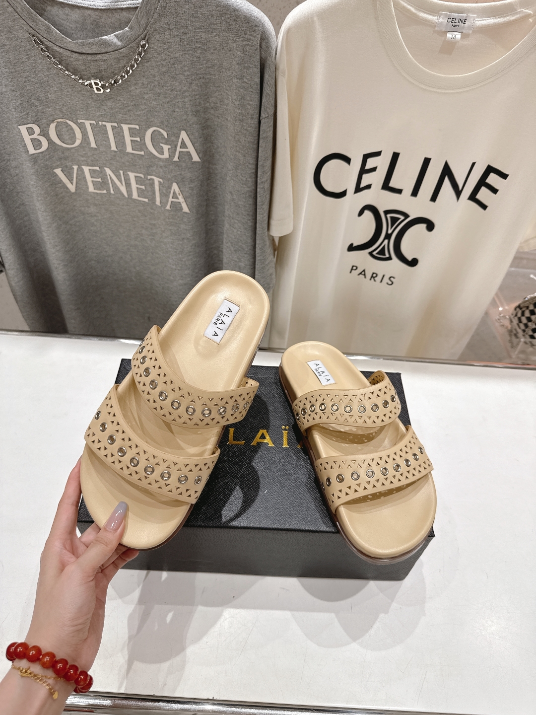 高版本出厂
「ALAiA」ALA 阿莱亚25ss/春夏·大热网格镂空平底拖鞋依然时髦高街的氛围感🖤🤍不用