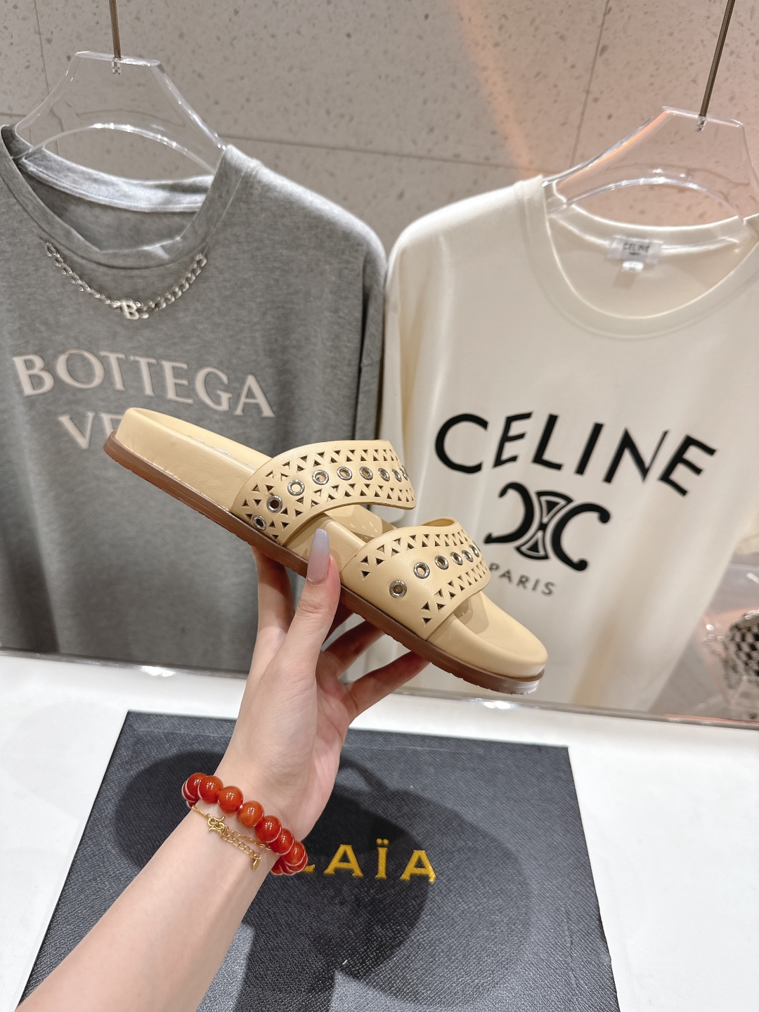 高版本出厂
「ALAiA」ALA 阿莱亚25ss/春夏·大热网格镂空平底拖鞋依然时髦高街的氛围感🖤🤍不用