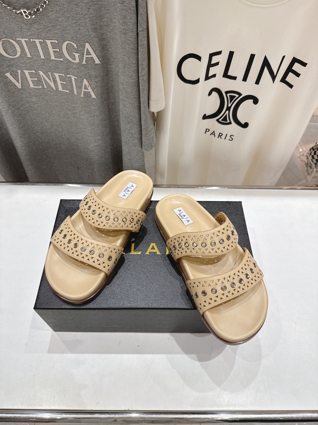 高版本出厂
「ALAiA」ALA 阿莱亚25ss/春夏·大热网格镂空平底拖鞋依然时髦高街的氛围感🖤🤍不用