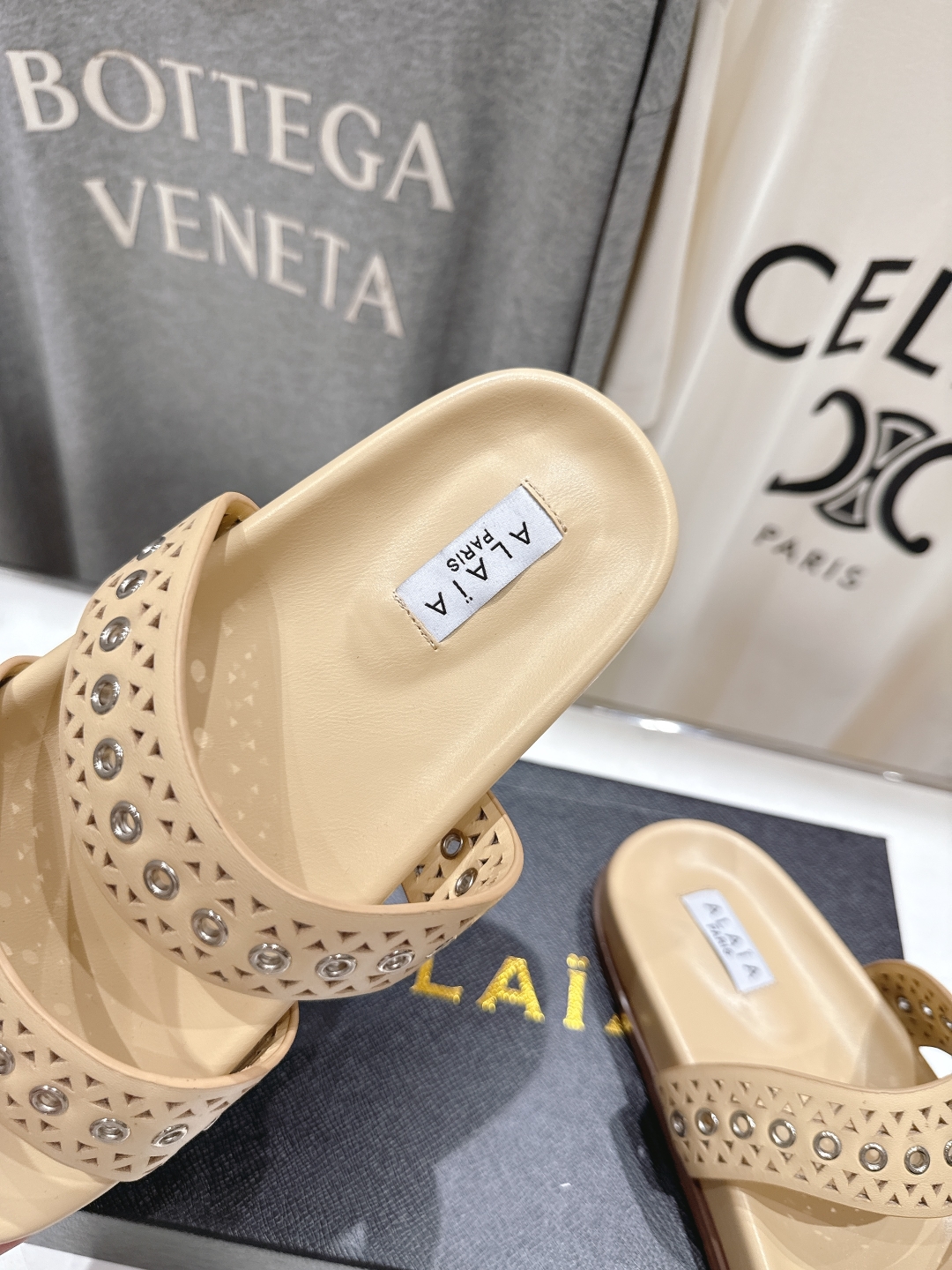 高版本出厂
「ALAiA」ALA 阿莱亚25ss/春夏·大热网格镂空平底拖鞋依然时髦高街的氛围感🖤🤍不用