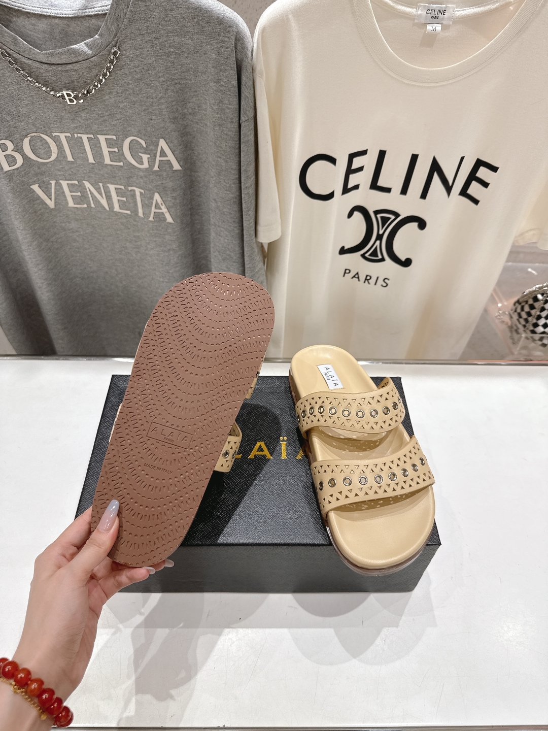 高版本出厂
「ALAiA」ALA 阿莱亚25ss/春夏·大热网格镂空平底拖鞋依然时髦高街的氛围感🖤🤍不用
